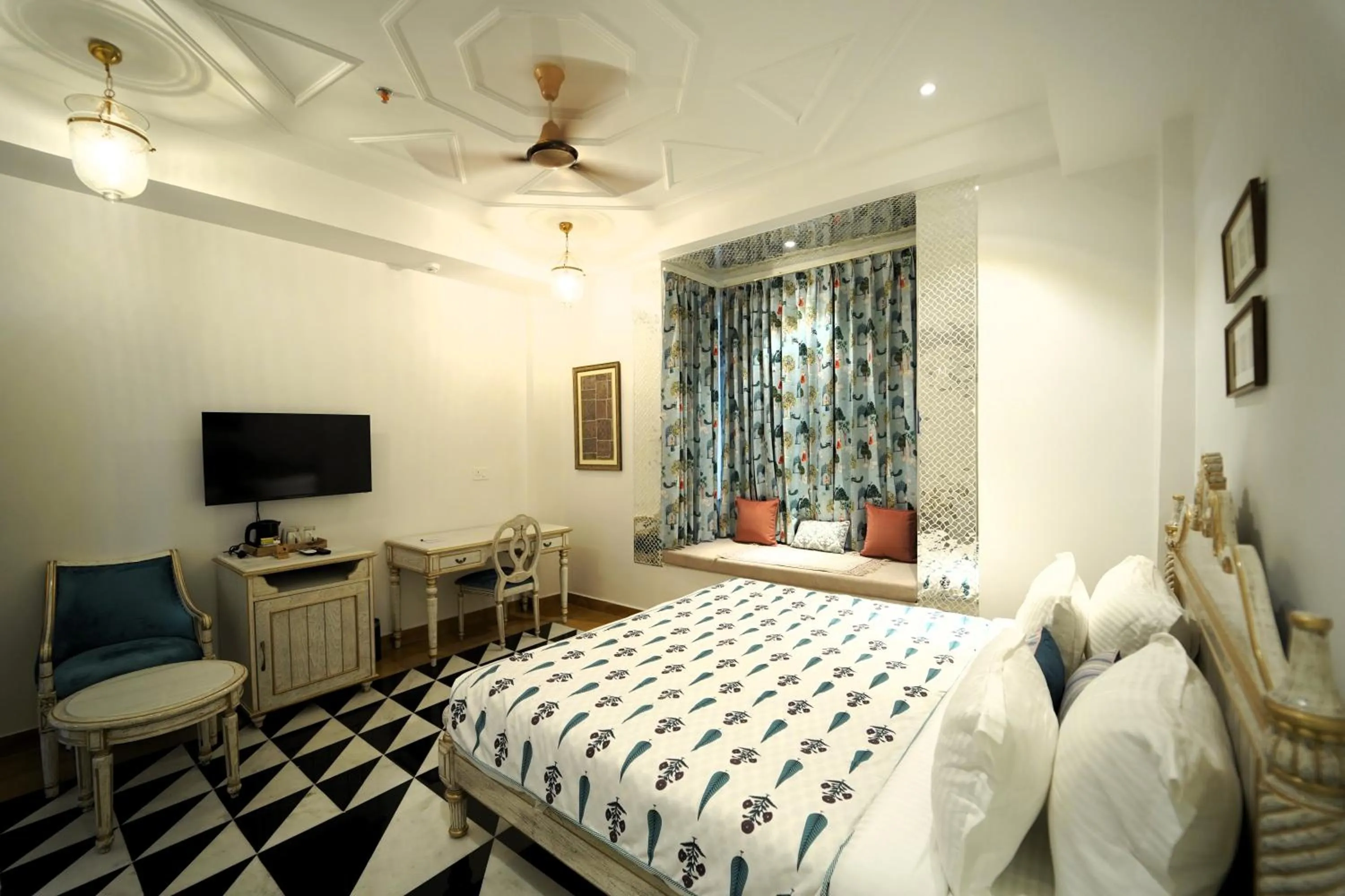 Communal lounge/ TV room, Bed in Grandrosse Boutique - Pichola Lake Facing Hotel