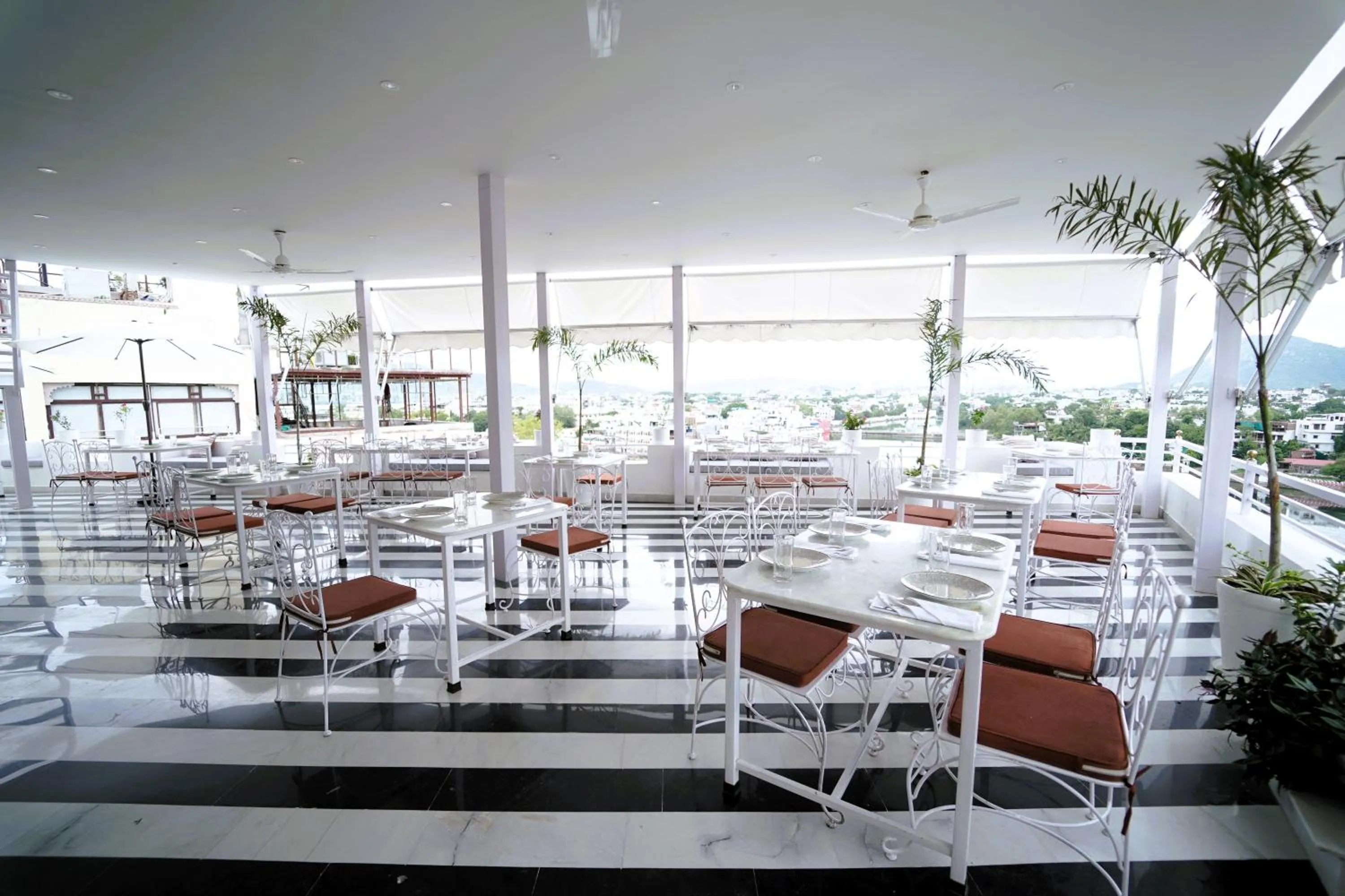 Restaurant/places to eat in Grandrosse Boutique - Pichola Lake Facing Hotel