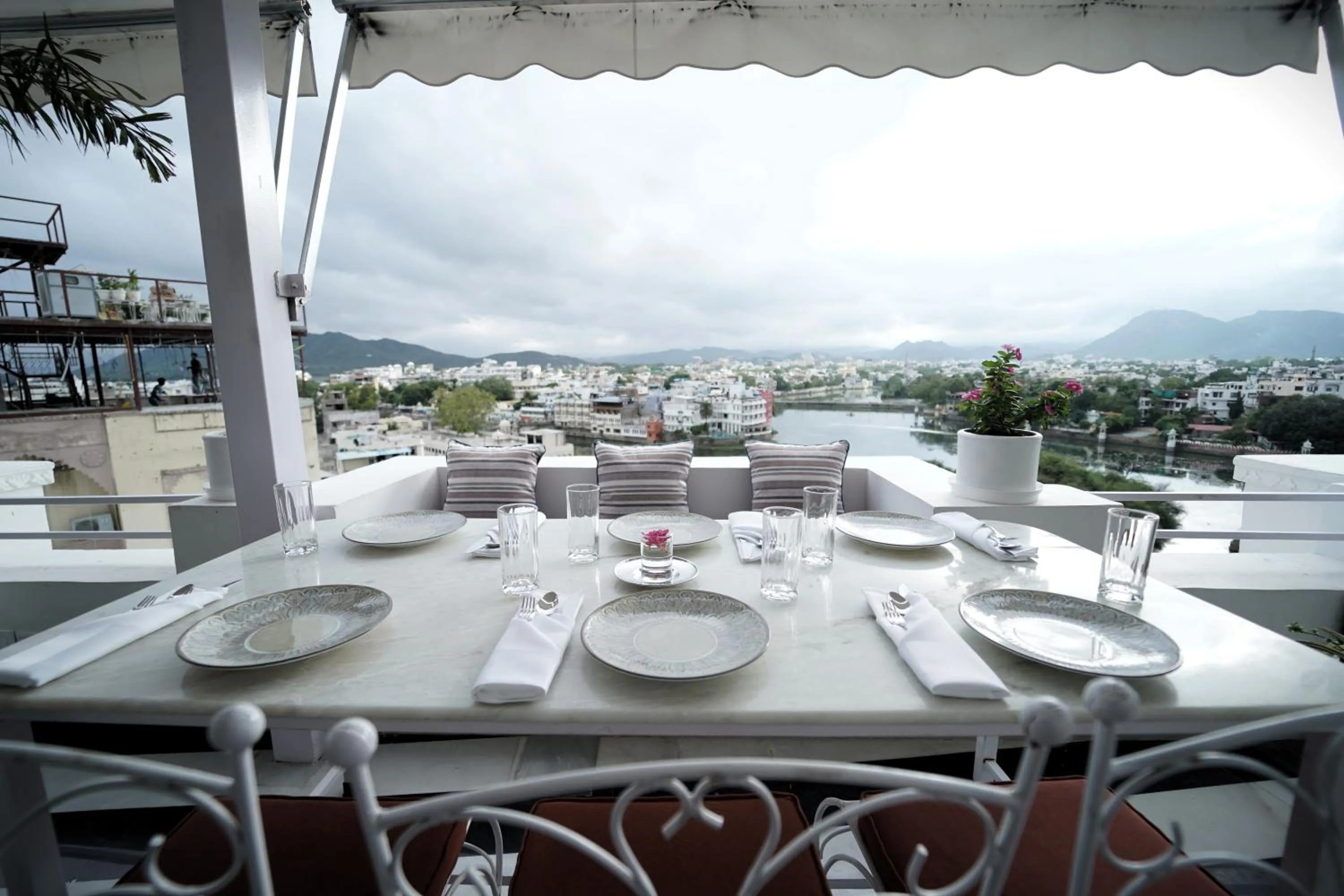 Restaurant/places to eat in Grandrosse Boutique - Pichola Lake Facing Hotel