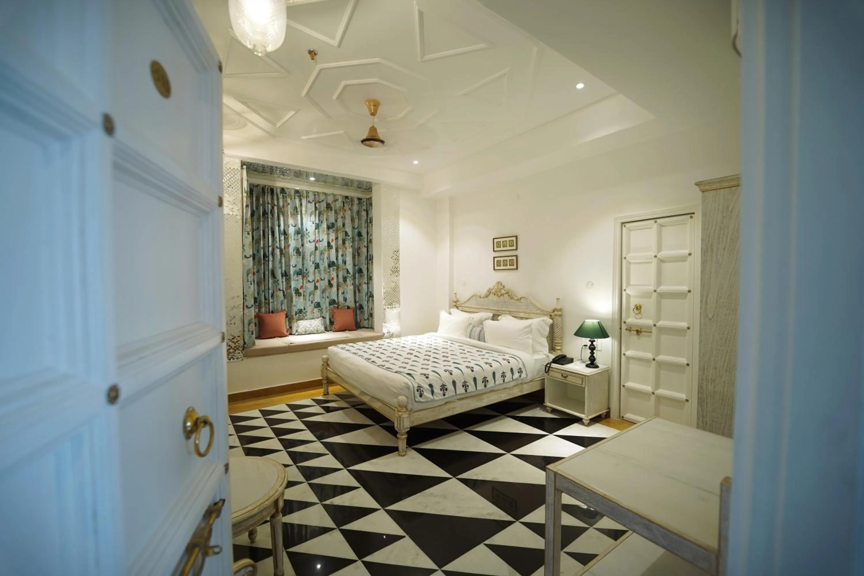 Bed in Grandrosse Boutique - Pichola Lake Facing Hotel