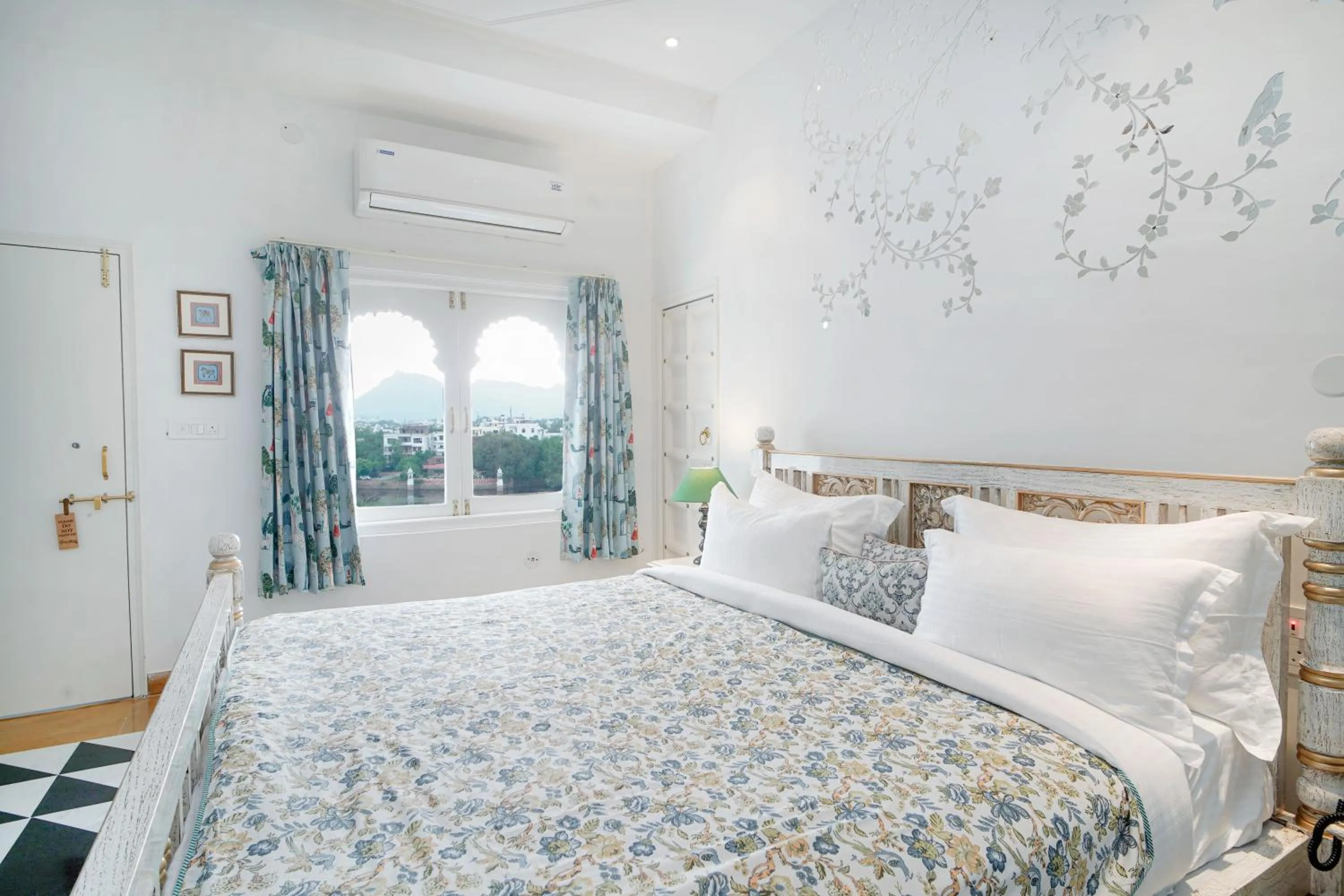 People, Bed in Grandrosse Boutique - Pichola Lake Facing Hotel