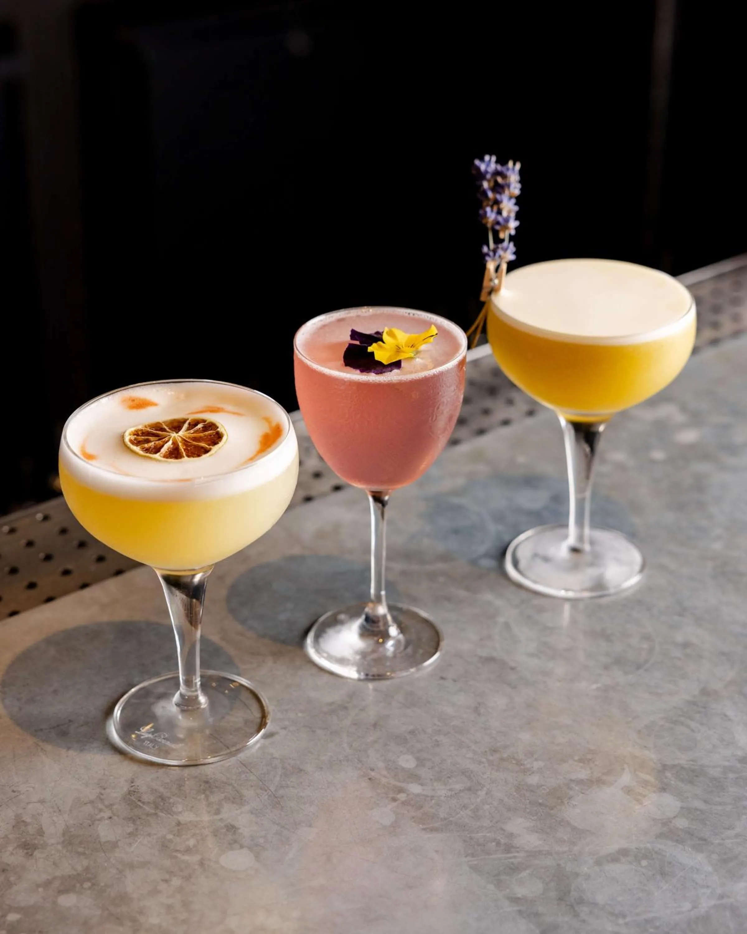 Lounge or bar in Radisson Blu Hotel, London Mercer Street