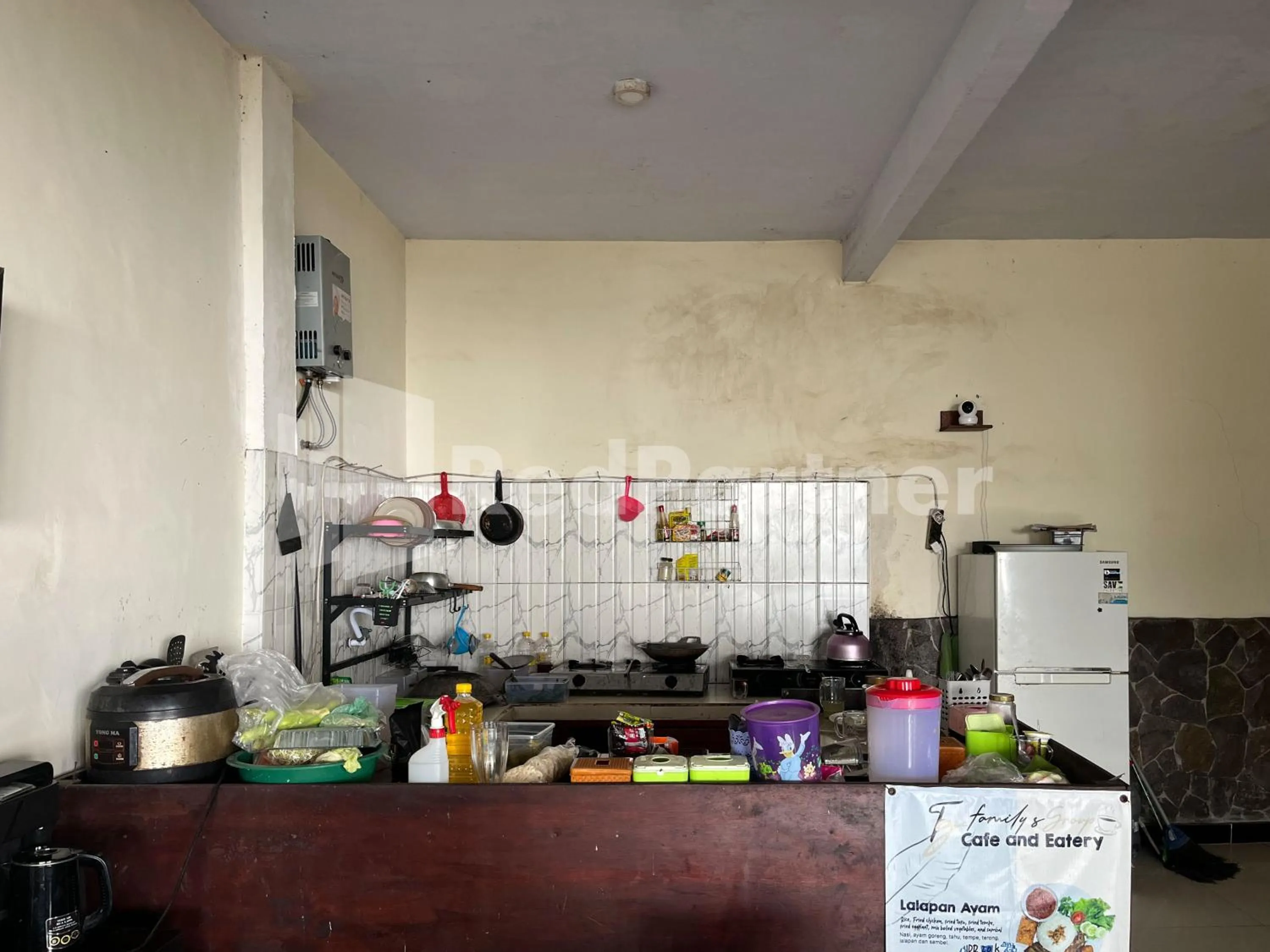 Kitchen or kitchenette in Family Homestay Syariah Bromo Mitra RedDoorz
