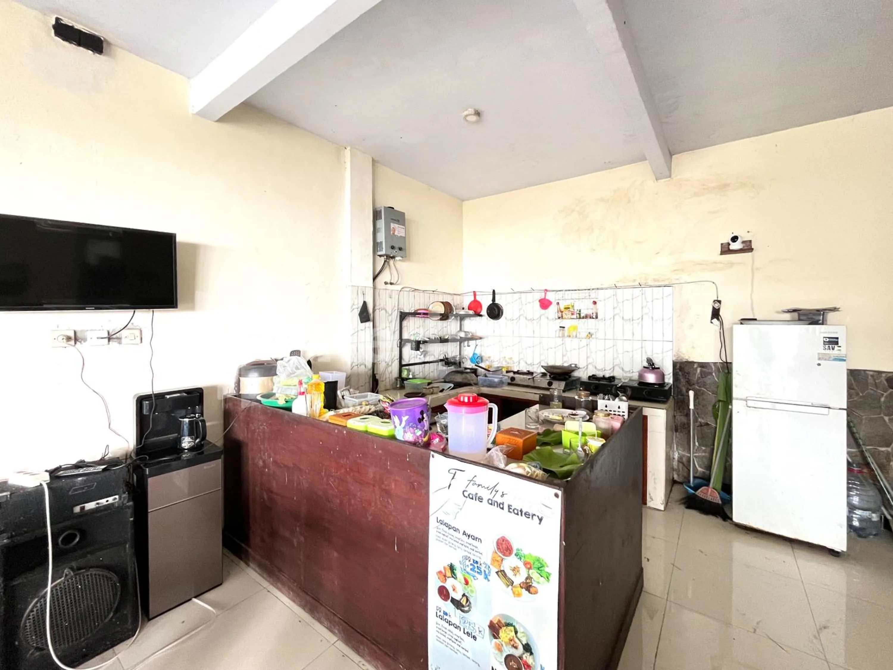 Kitchen or kitchenette in Family Homestay Syariah Bromo Mitra RedDoorz