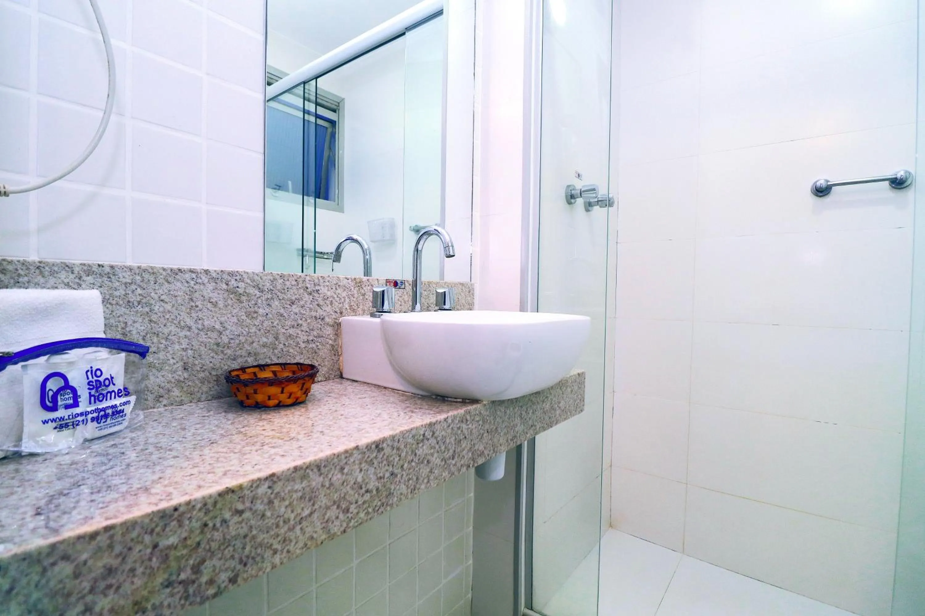 Shower in Rio Spot Copacabana Suites U053