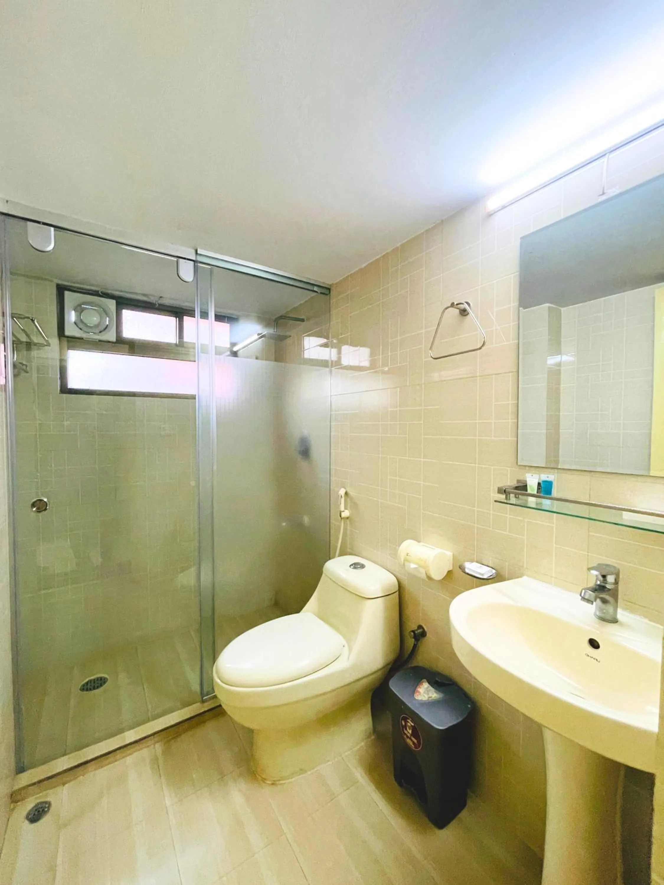 Toilet in Circle Inn