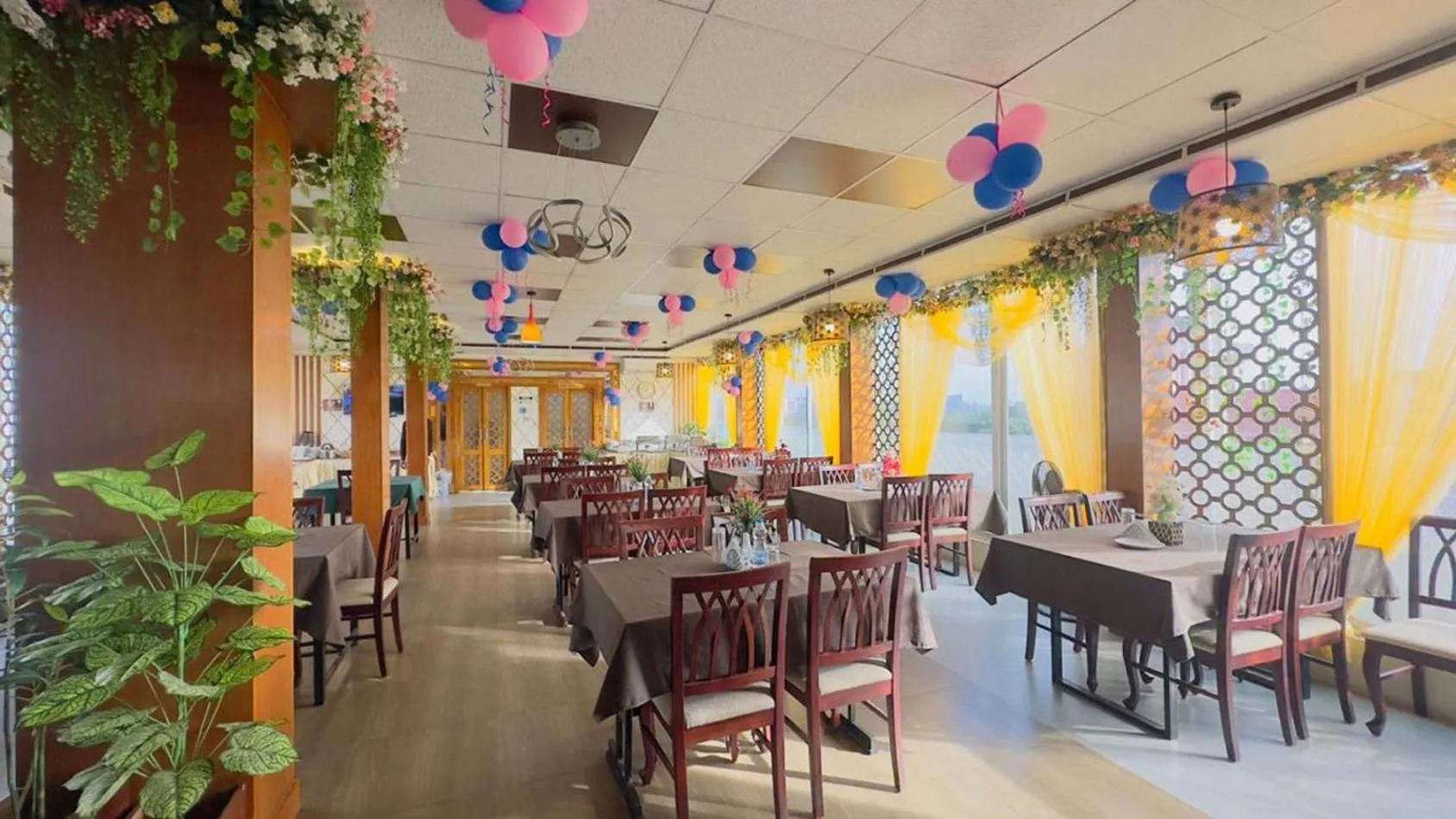 Restaurant/places to eat in Circle Inn