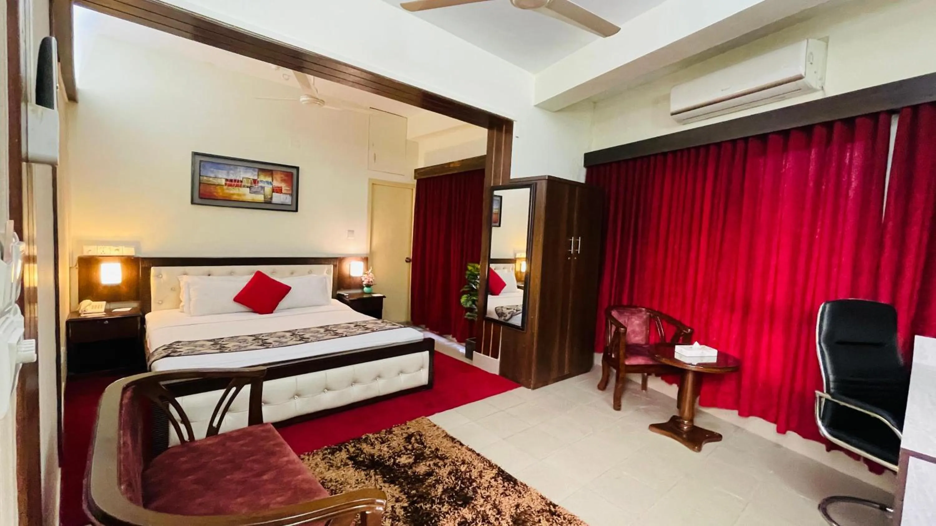 Photo of the whole room in Circle Inn