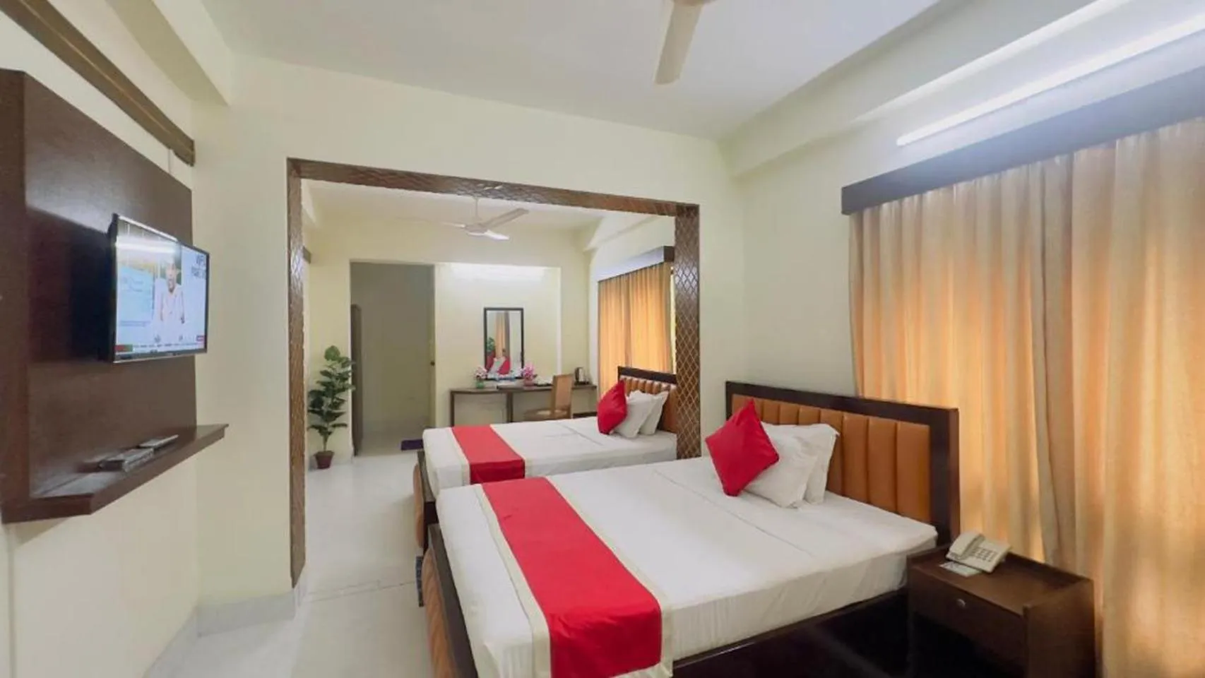 Communal lounge/ TV room in Circle Inn