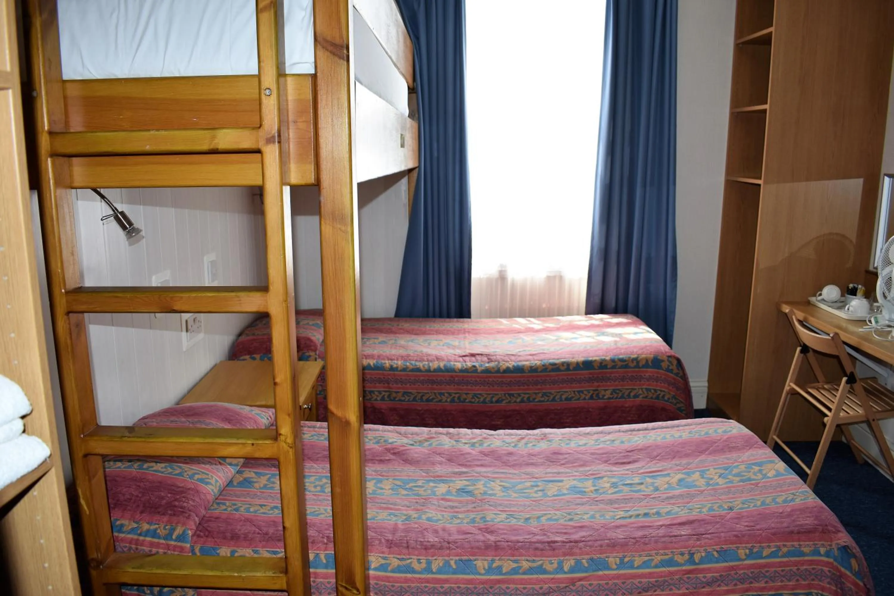 Bedroom, Bed in Macdonald Hotel