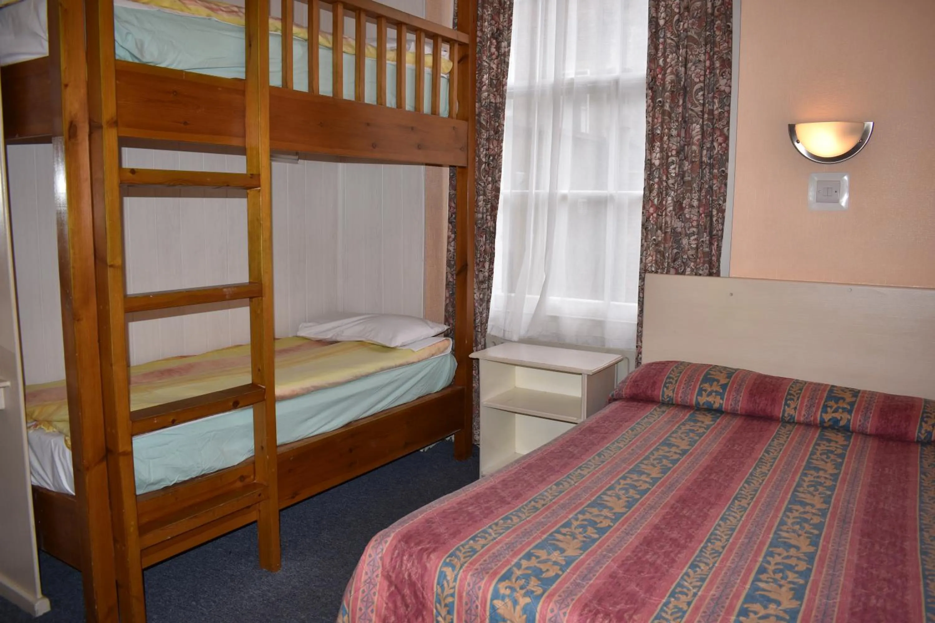 bunk bed, Bed in Macdonald Hotel