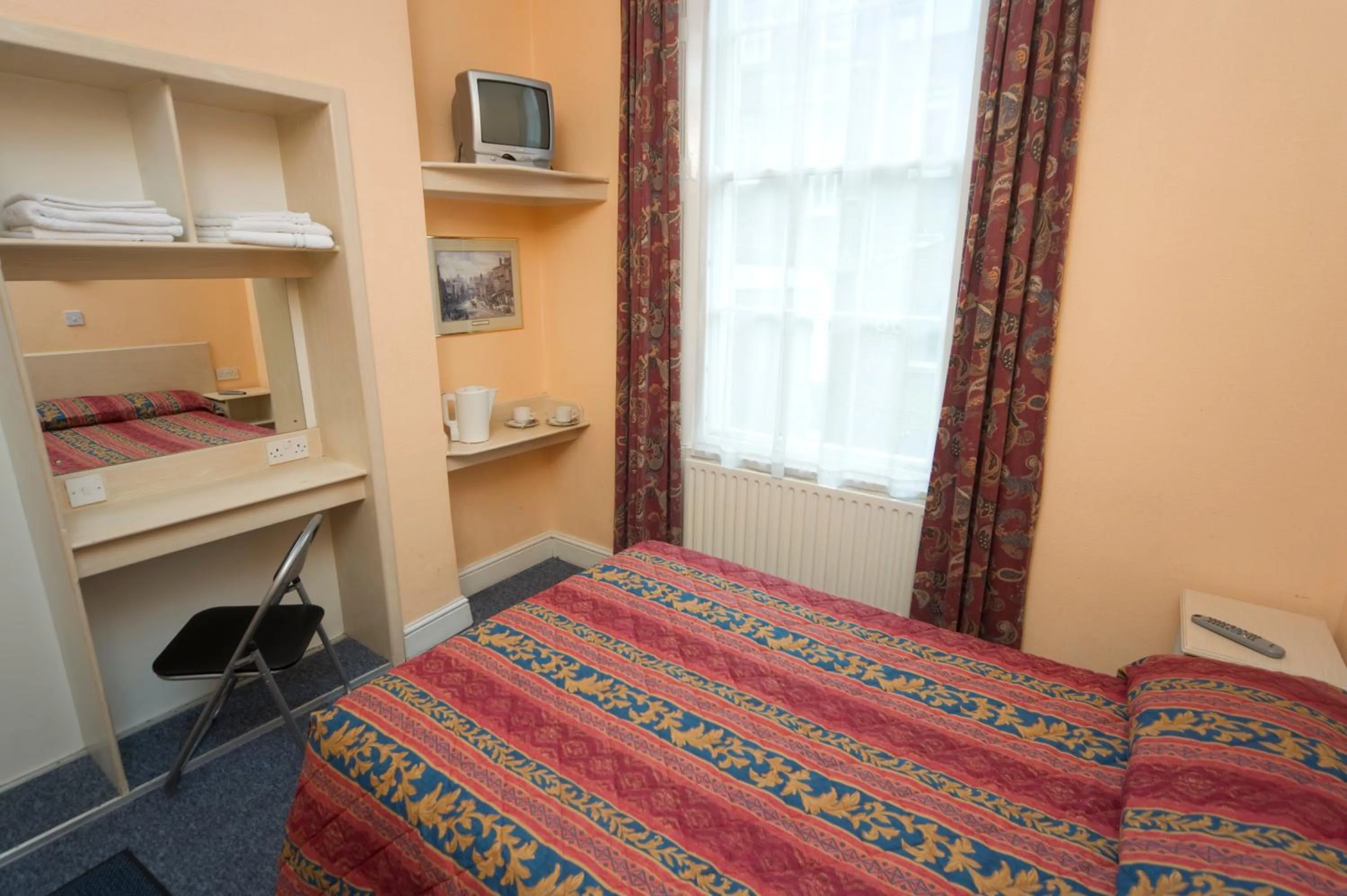 Bedroom, Bed in Macdonald Hotel