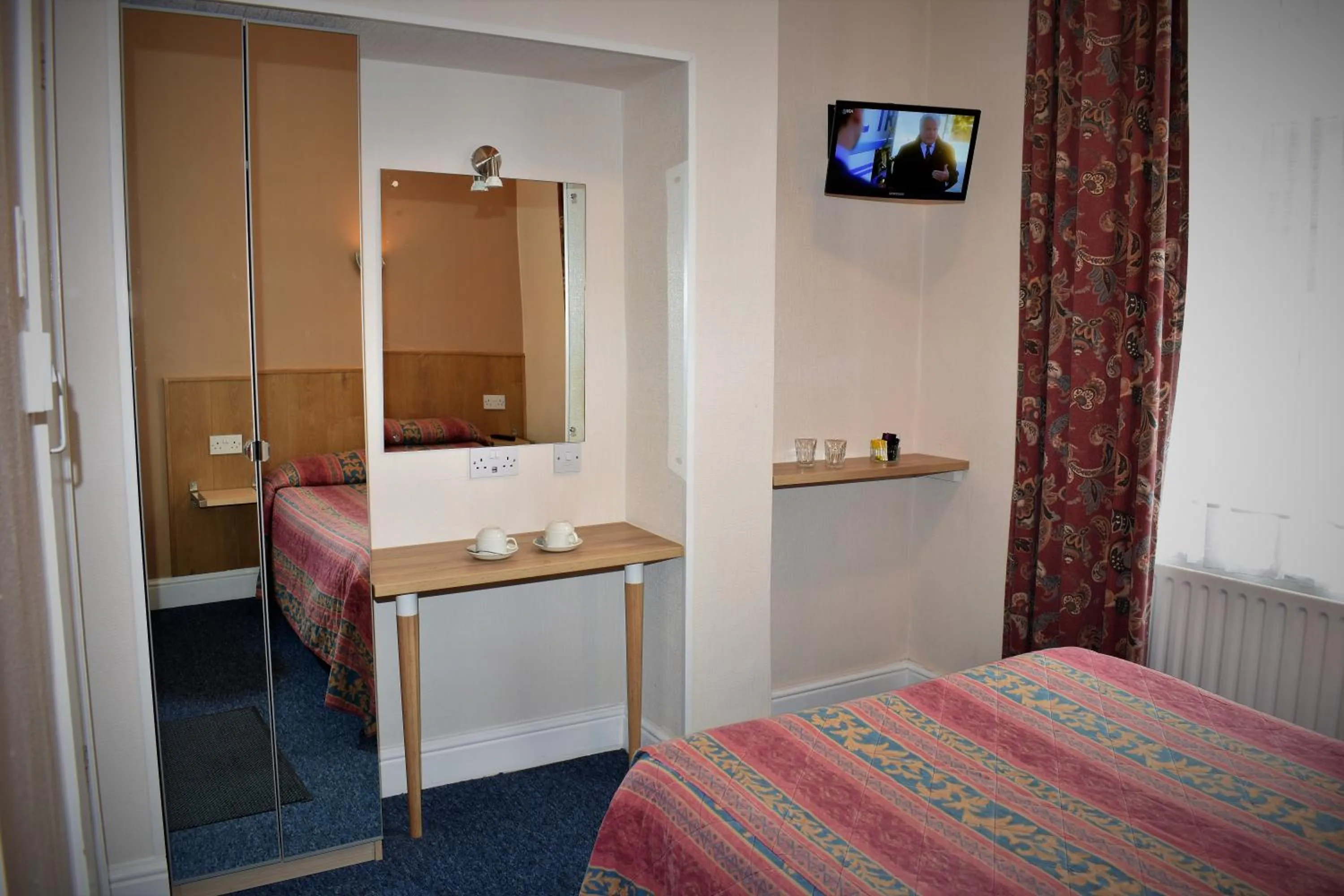 Bedroom, Bed in Macdonald Hotel