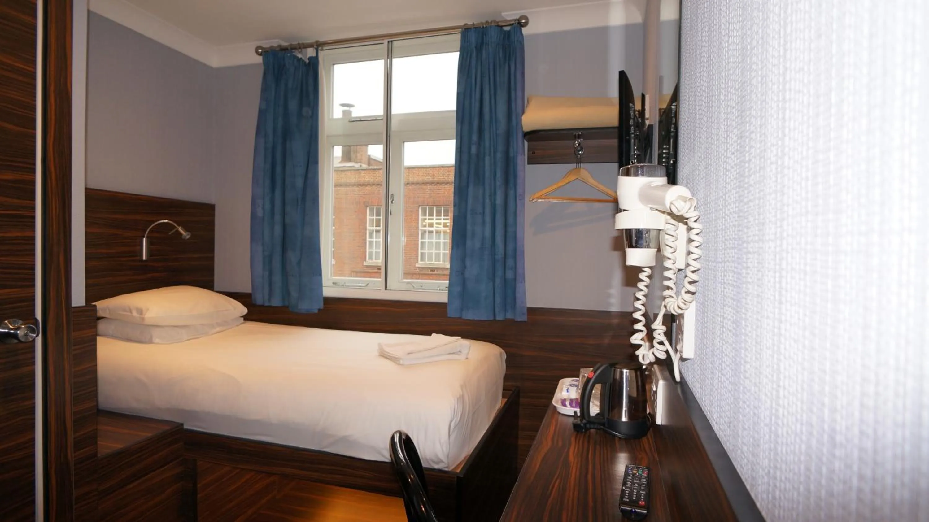 Bedroom, Bed in Crestfield Hotel