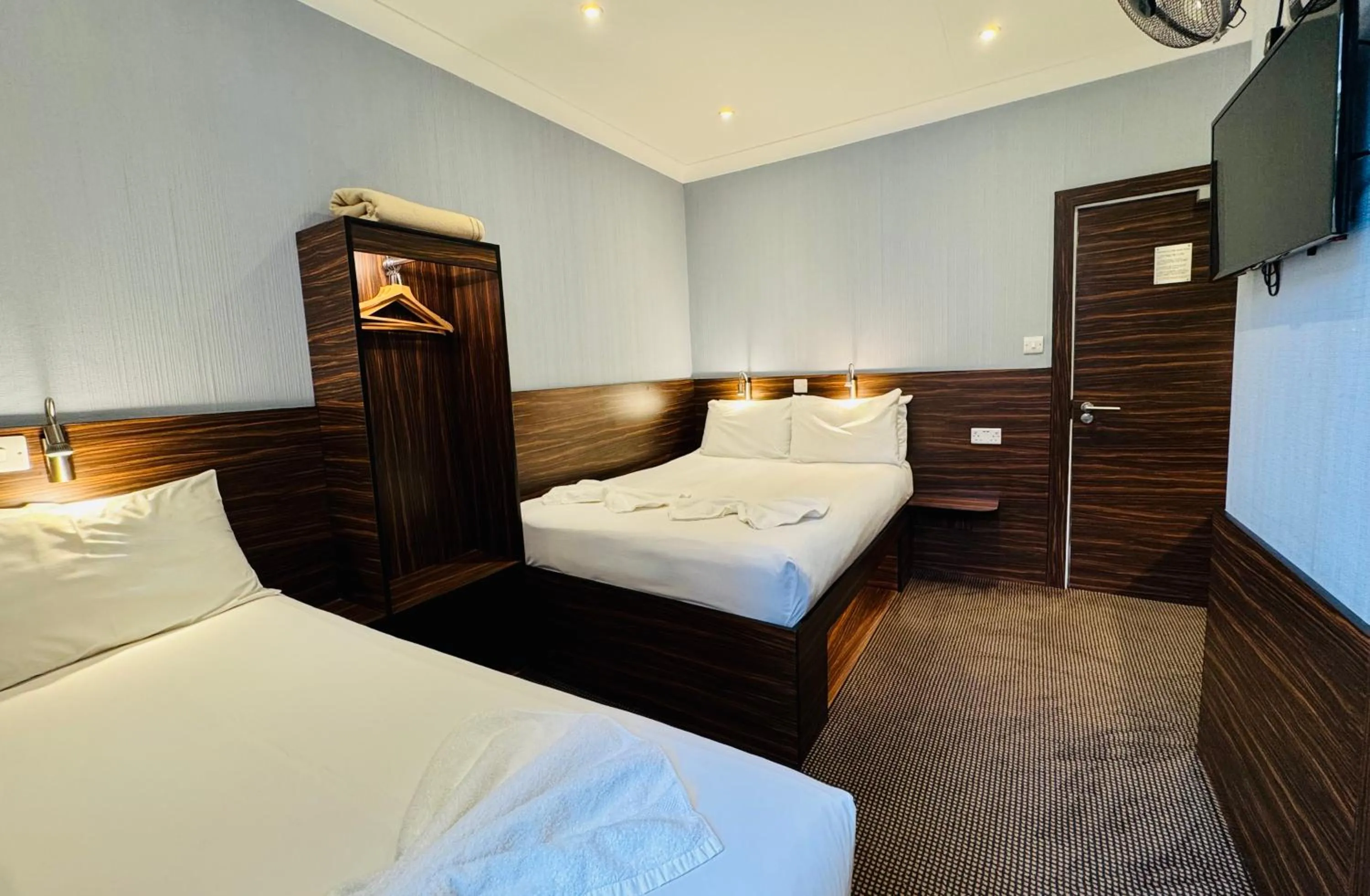 Photo of the whole room, Bed in Crestfield Hotel