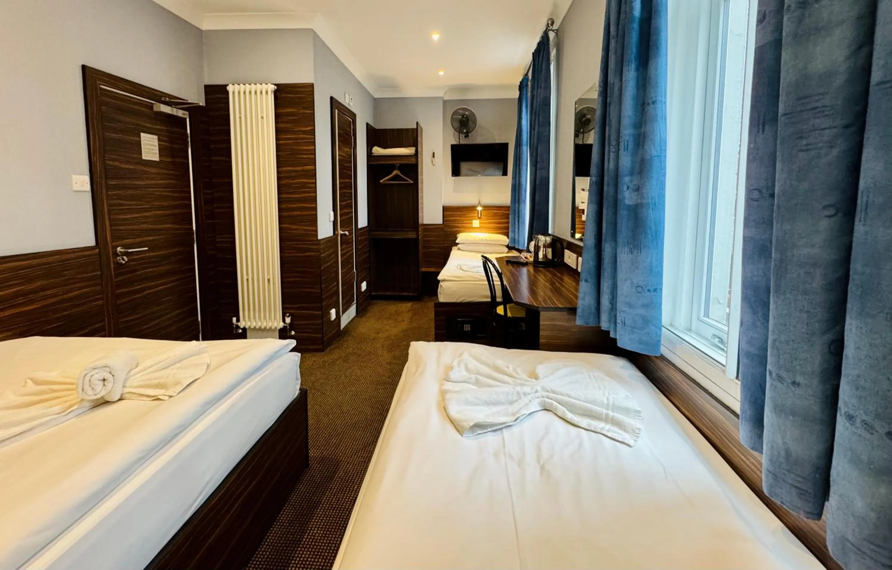 Photo of the whole room, Bed in Crestfield Hotel