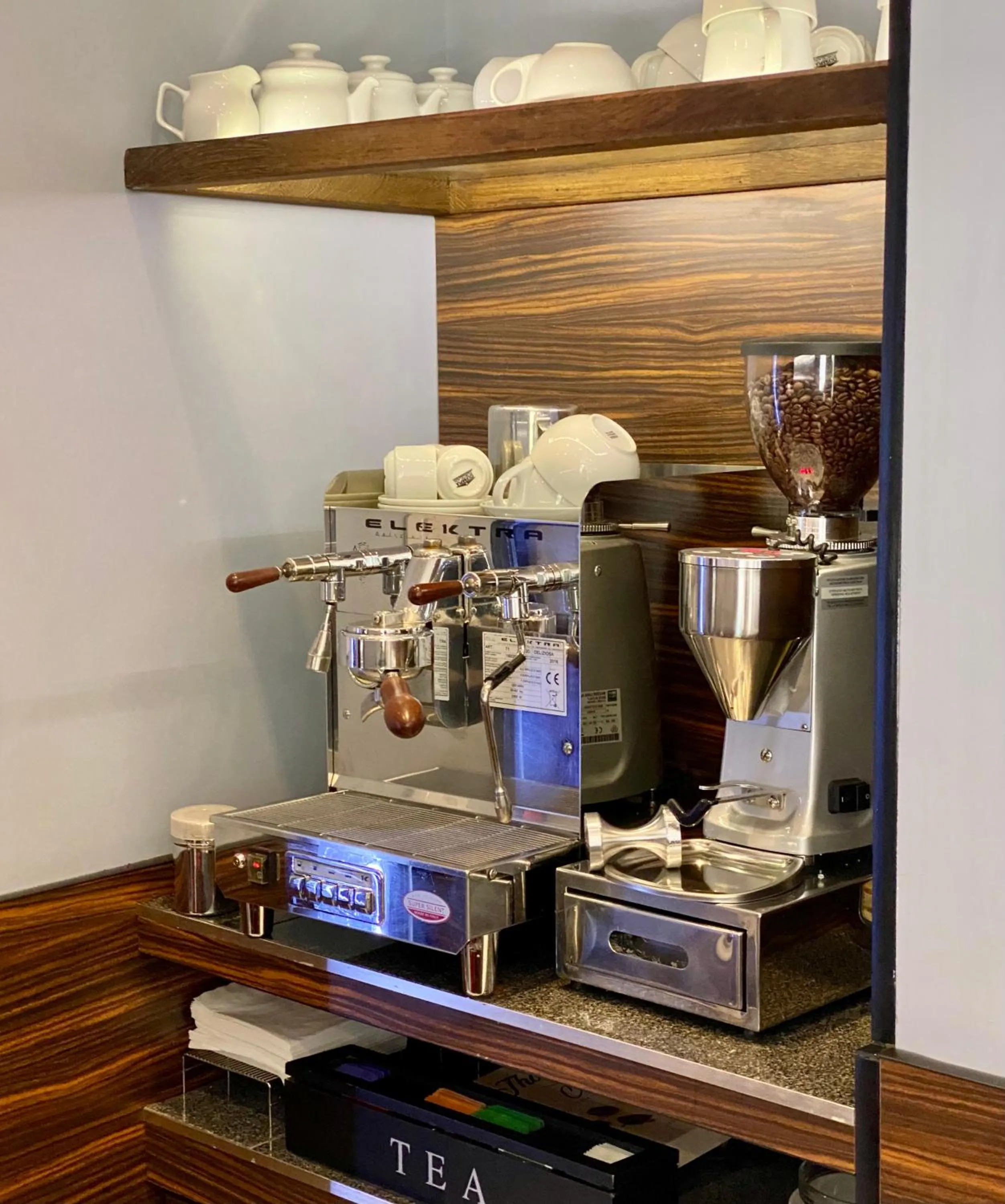 Lounge or bar in Crestfield Hotel