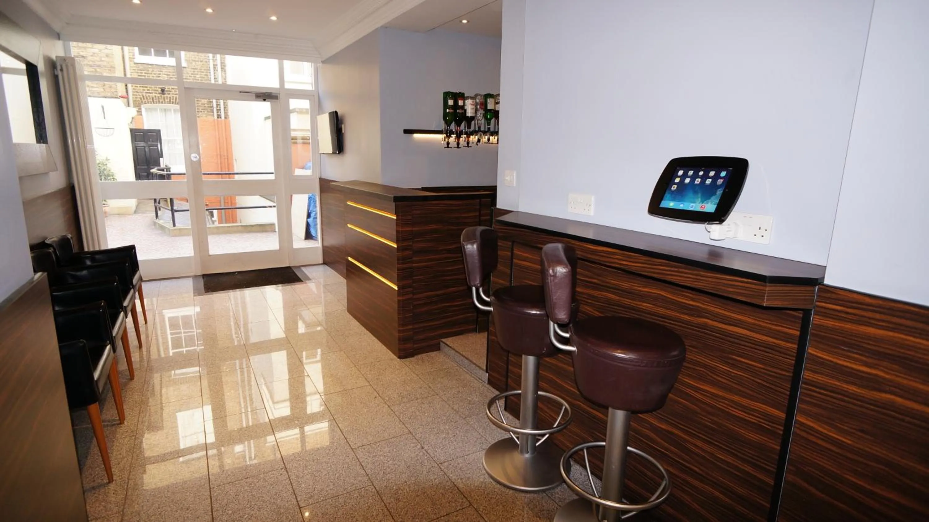 Lounge or bar in Crestfield Hotel