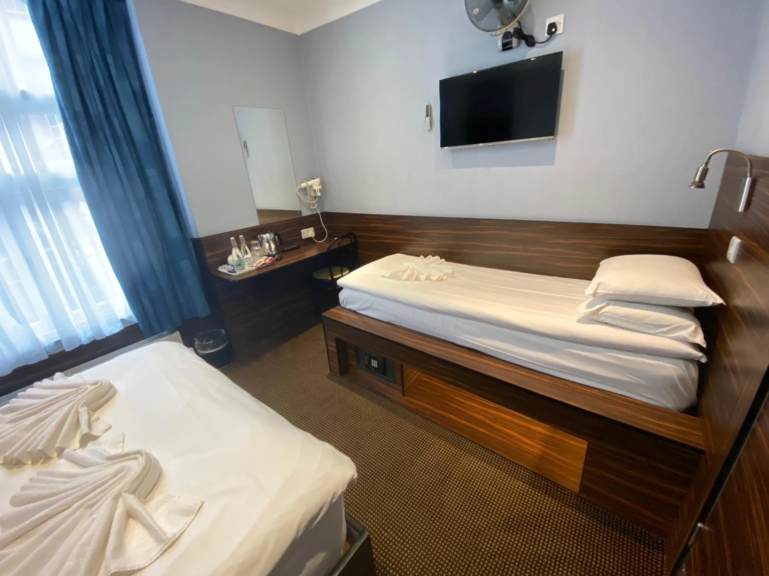 Bed in Crestfield Hotel