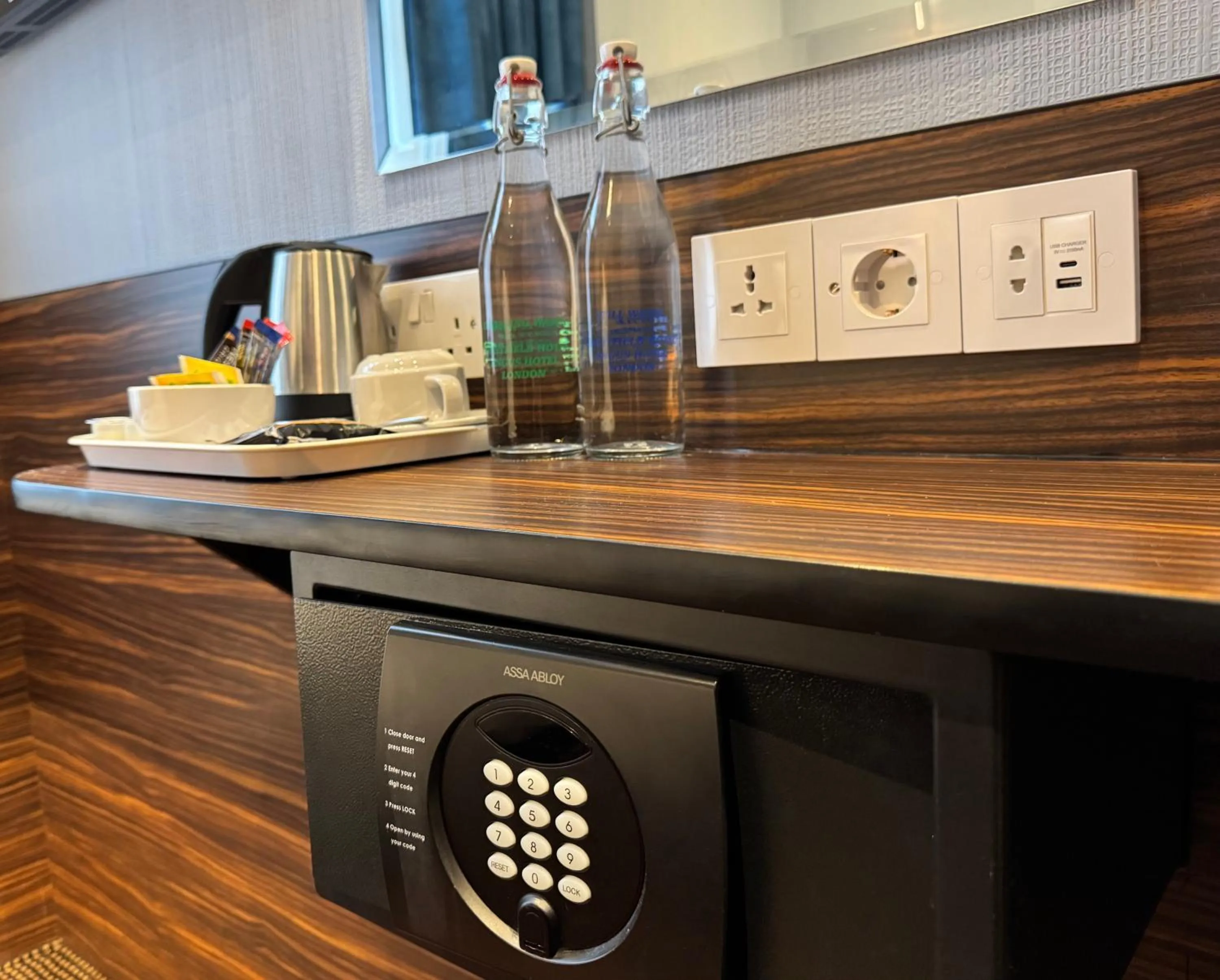 Coffee/tea facilities in Crestfield Hotel