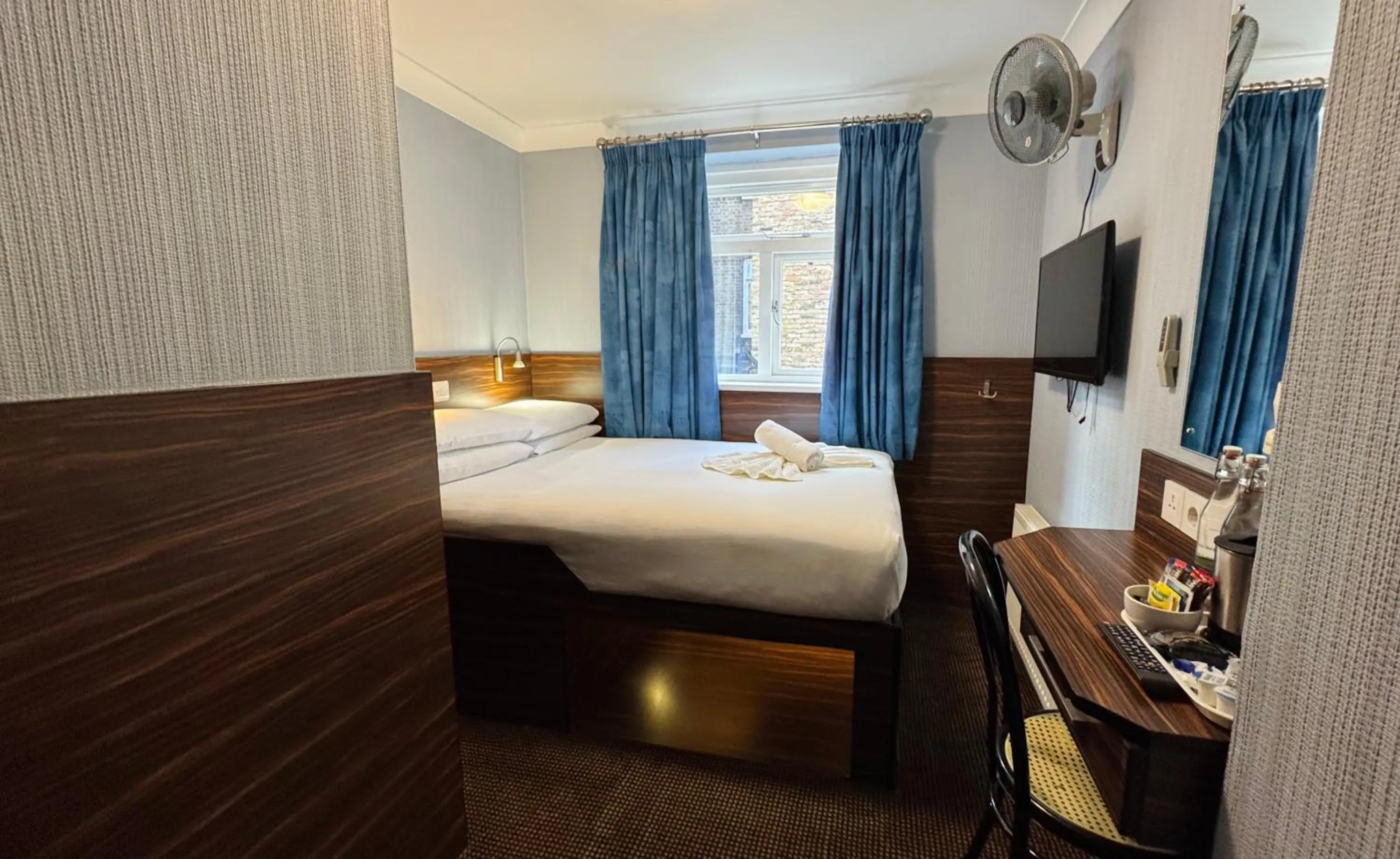 Photo of the whole room, Bed in Crestfield Hotel