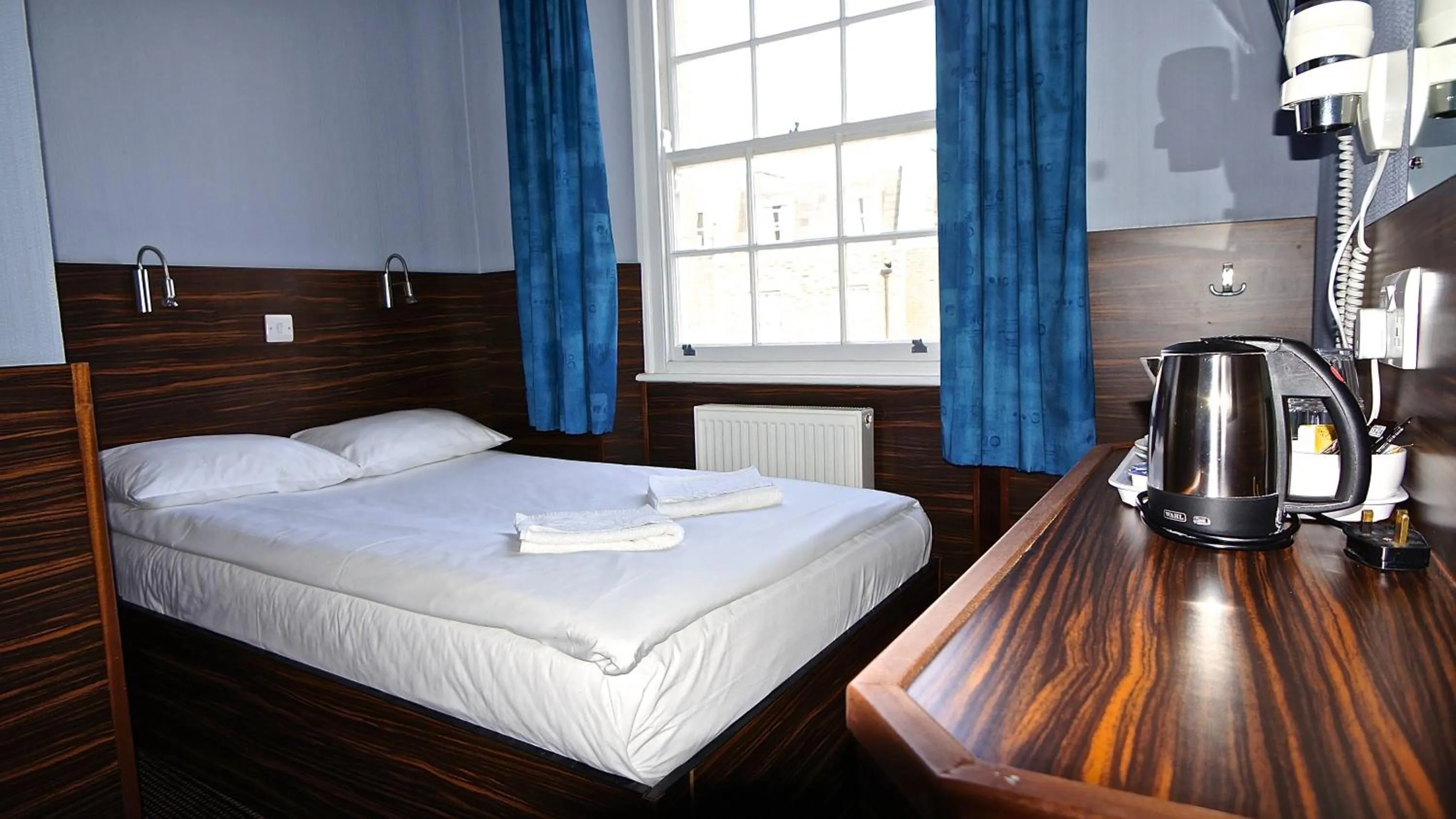 Photo of the whole room, Bed in Crestfield Hotel