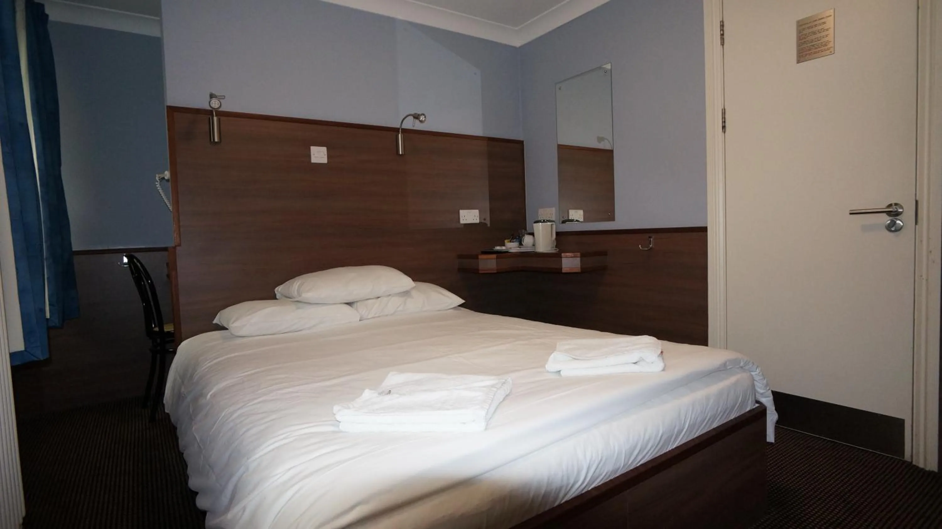 Bedroom, Bed in Crestfield Hotel