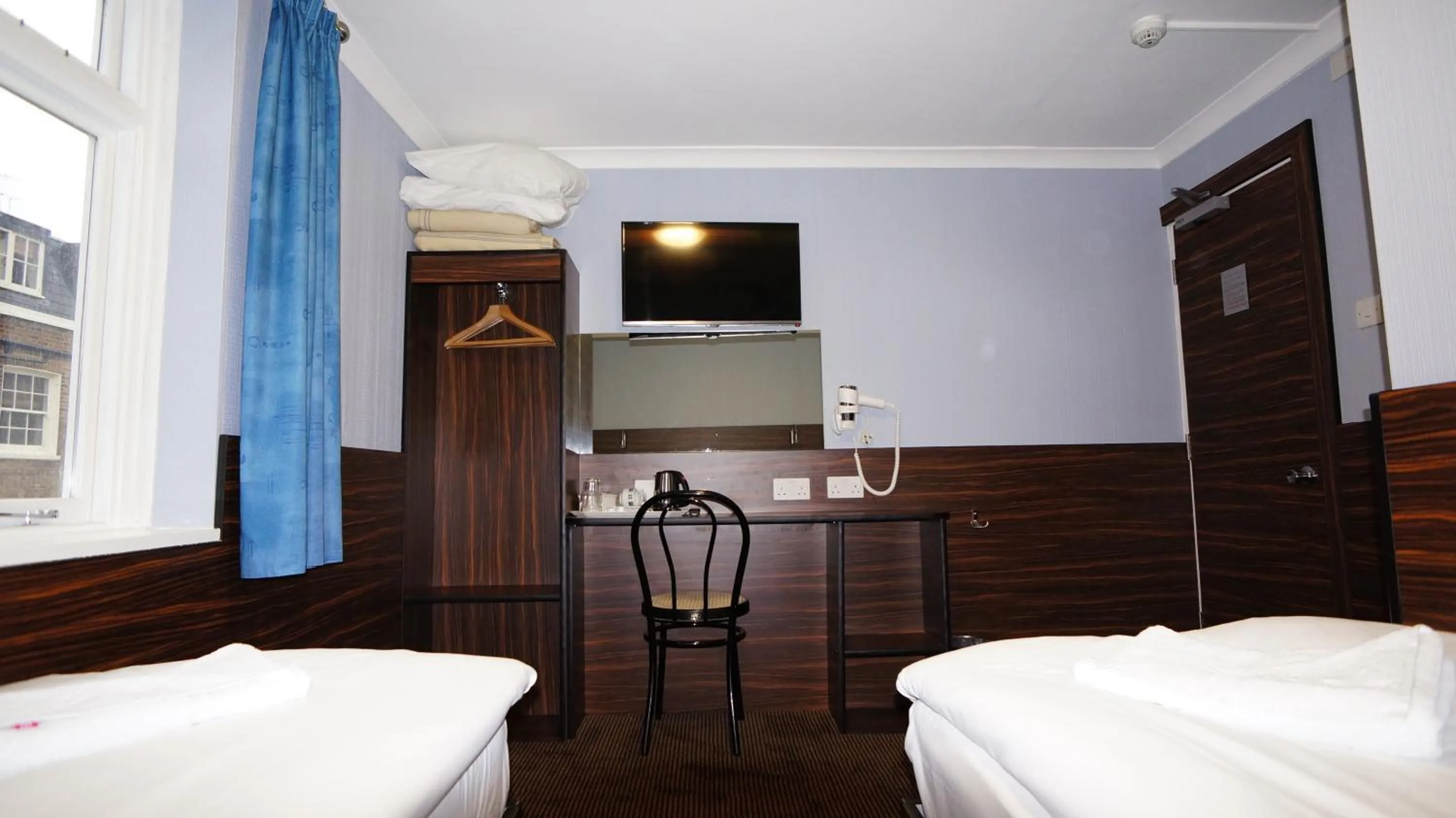 Bedroom, Bed in Crestfield Hotel