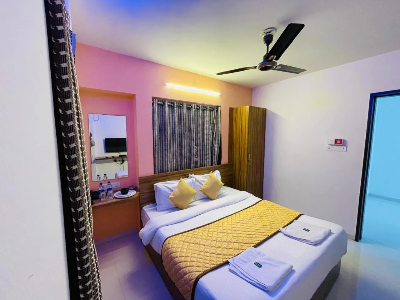 Bedroom, Bed in Habitat Inn