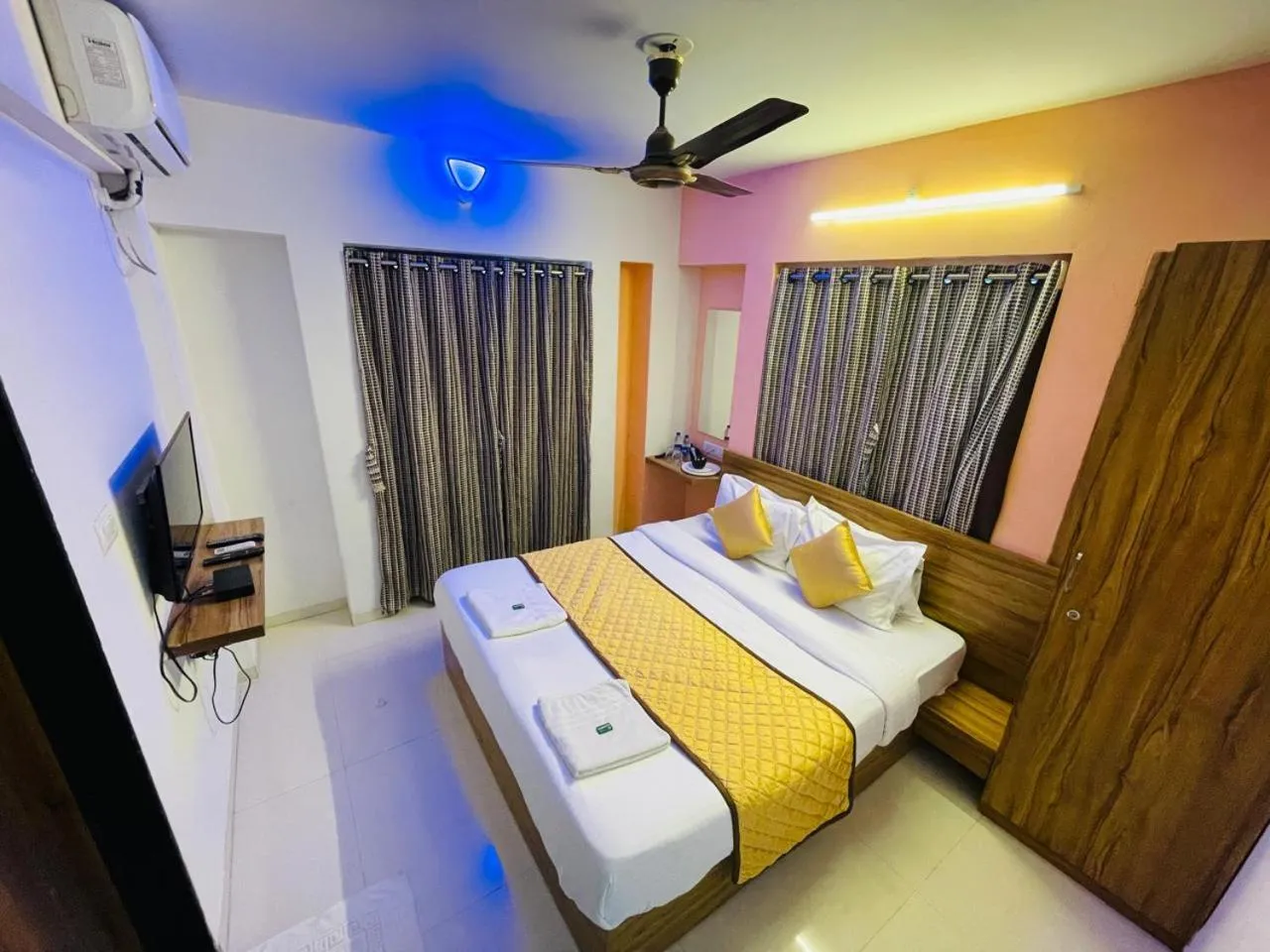 Bedroom, Bed in Habitat Inn