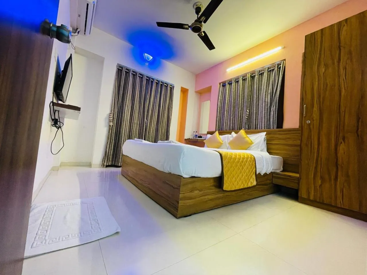 Bedroom, Bed in Habitat Inn