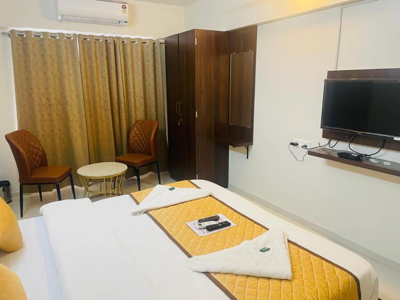 Bedroom, Bed in Habitat Inn