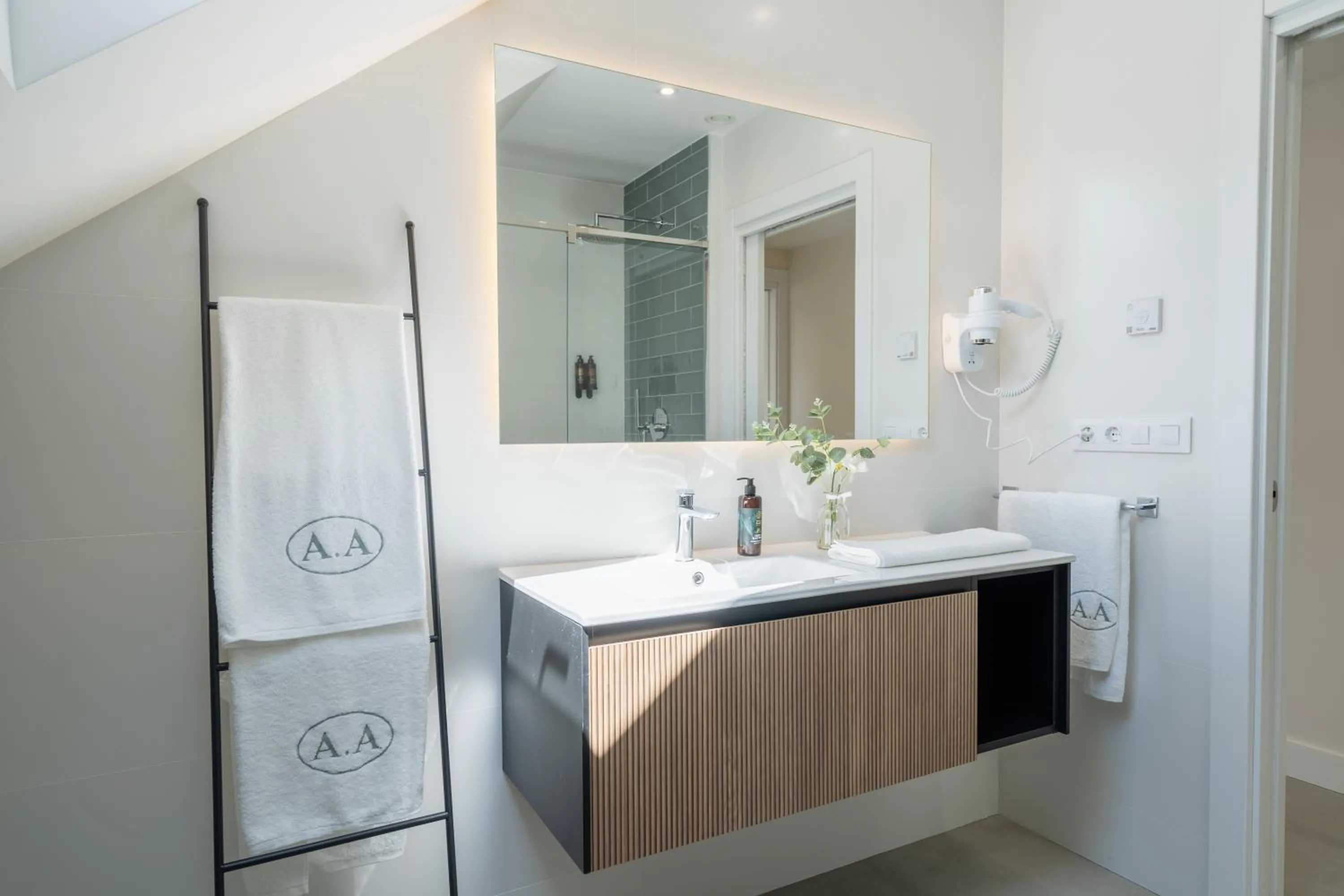 Toilet in Cíes Luxury Suitel Areosa 22