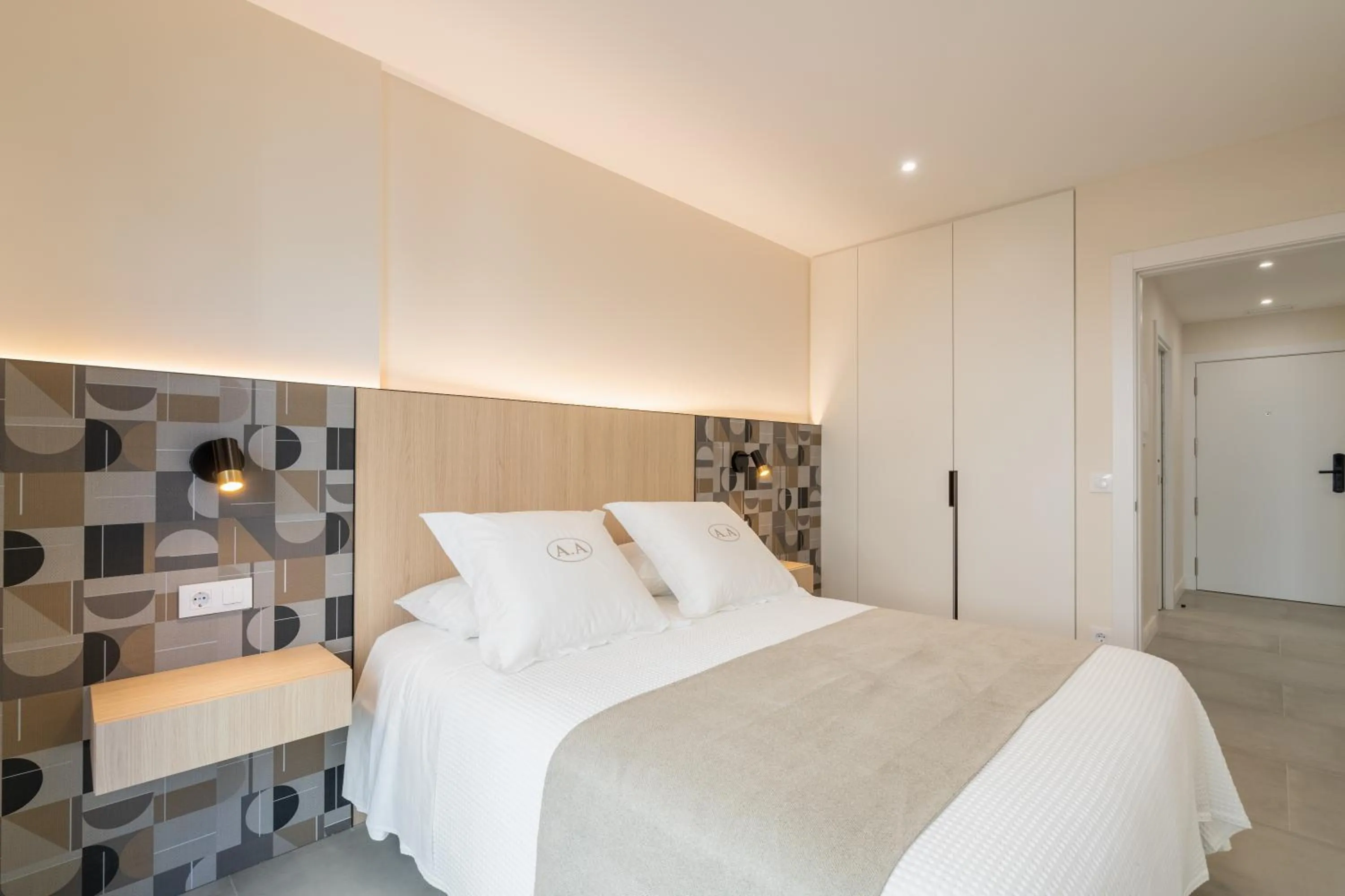 Photo of the whole room, Bed in Cíes Luxury Suitel Areosa 22