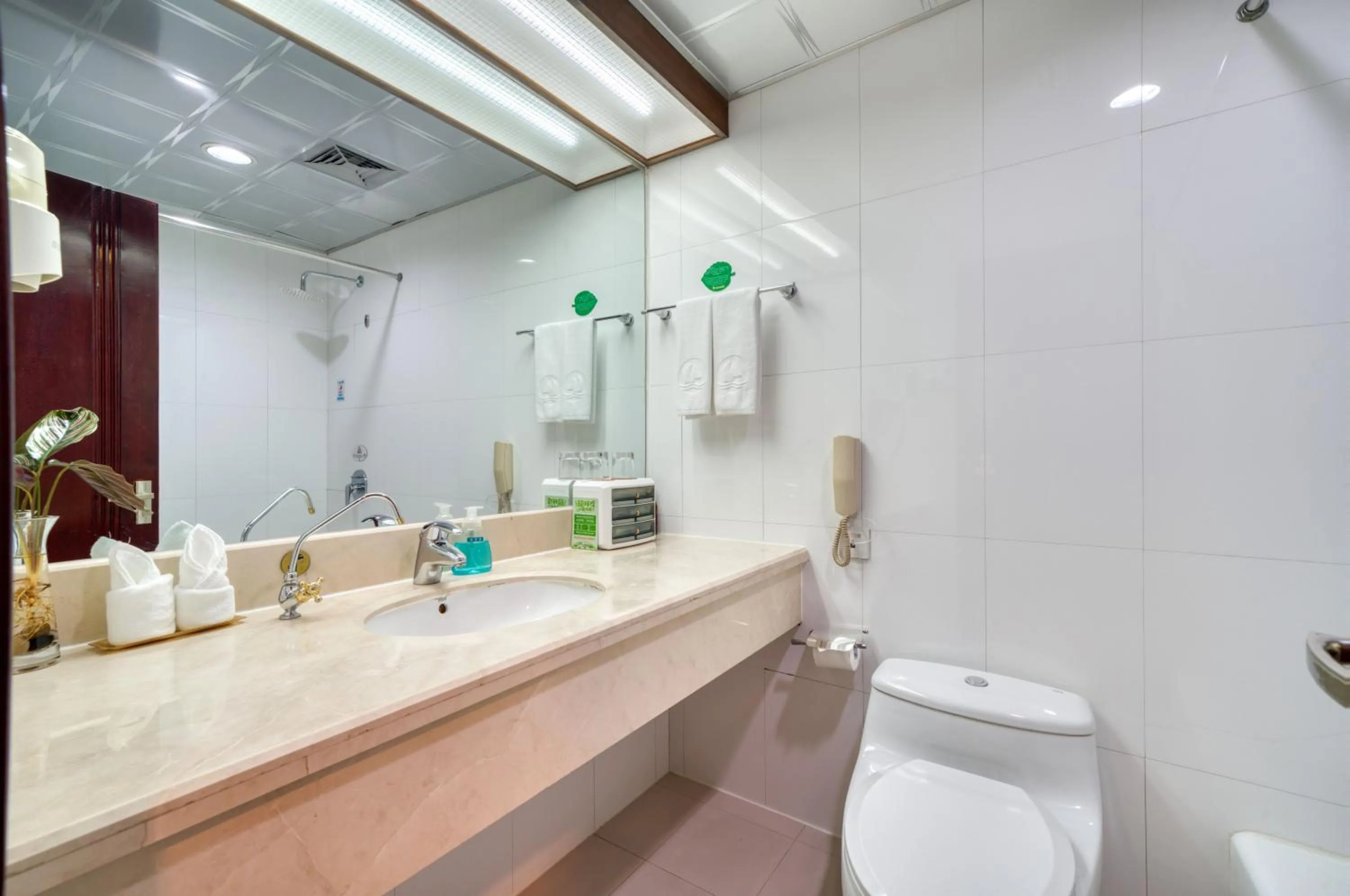 Toilet in Hangzhou Haiwaihai Communication Hotel