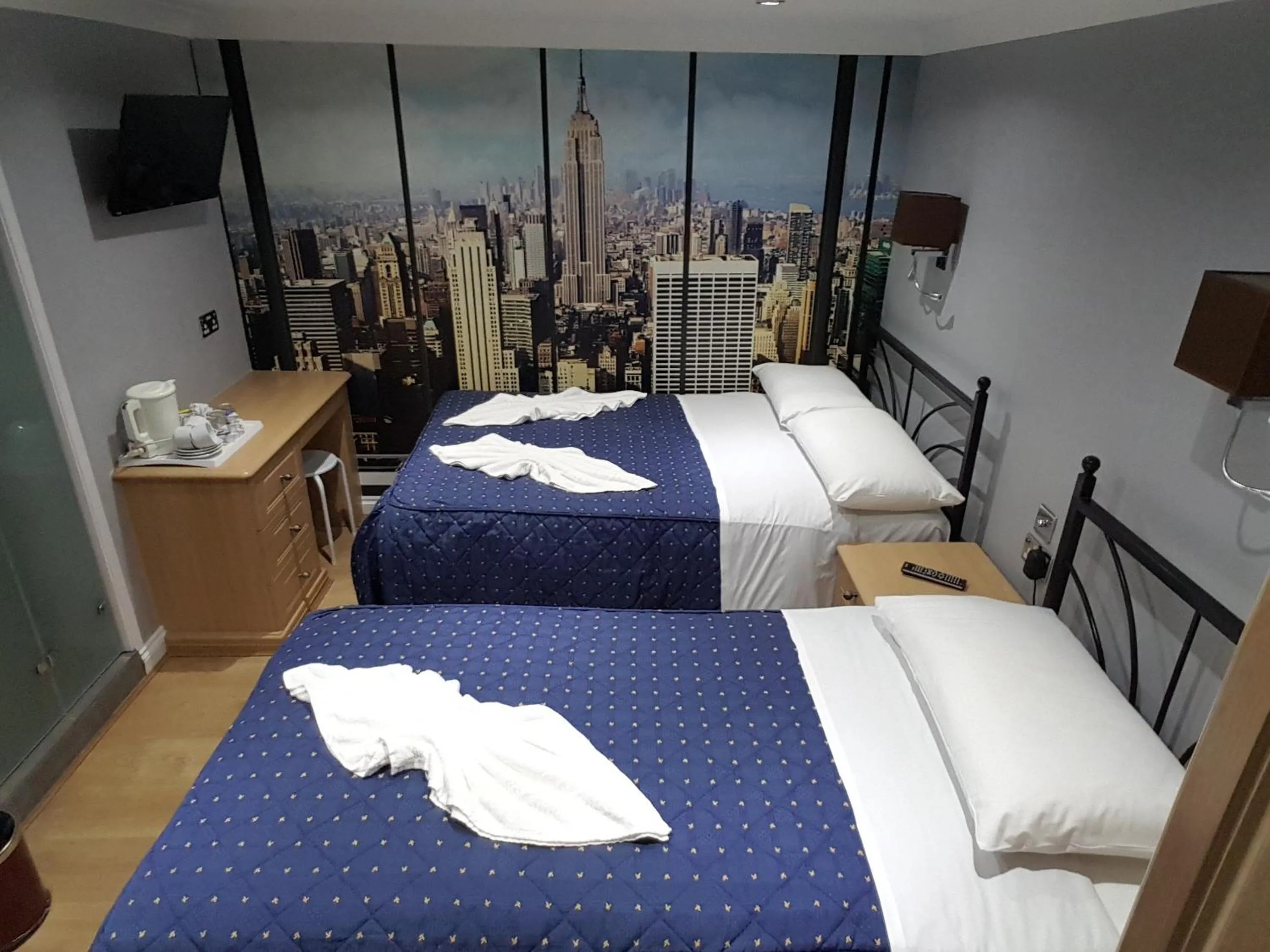 Bedroom, Bed in Central Hotel