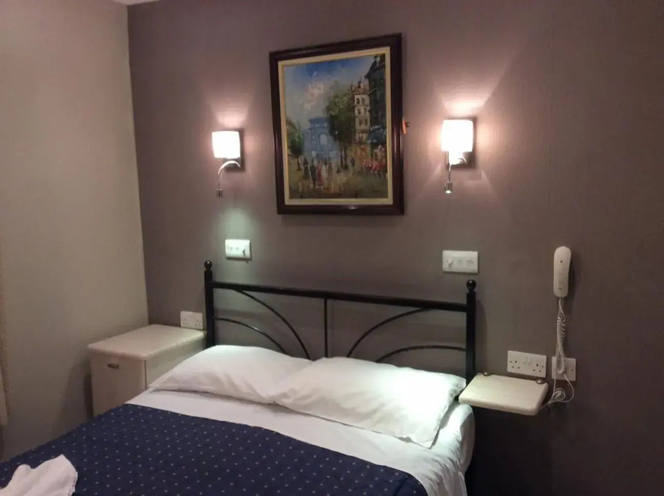 Double Room with Private Bathroom in Central Hotel Double Room with Private Bathroom in Central Hotel