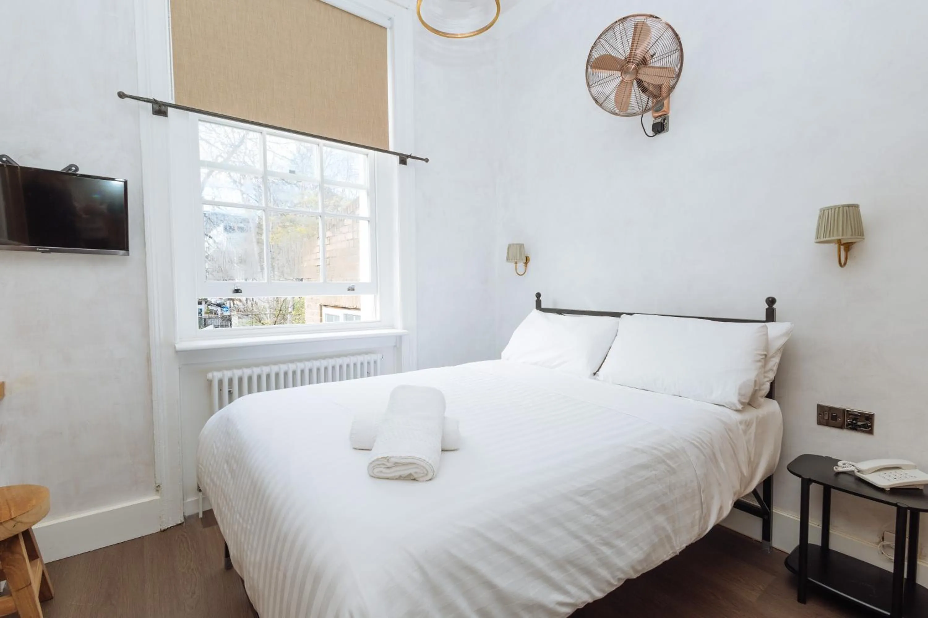 Bedroom, Bed in Central Hotel