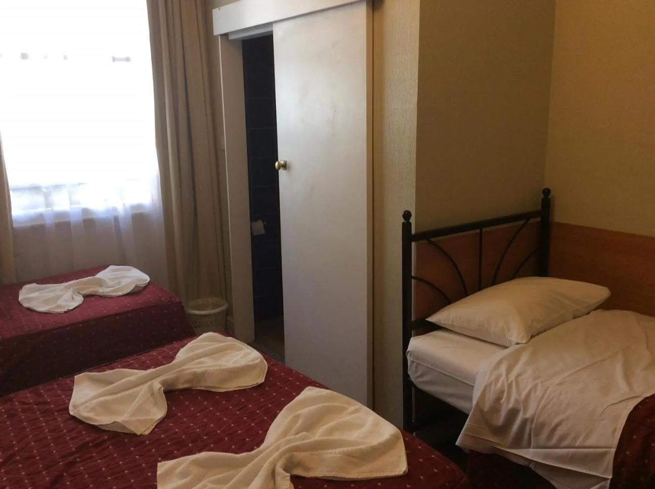 Bedroom, Bed in Central Hotel