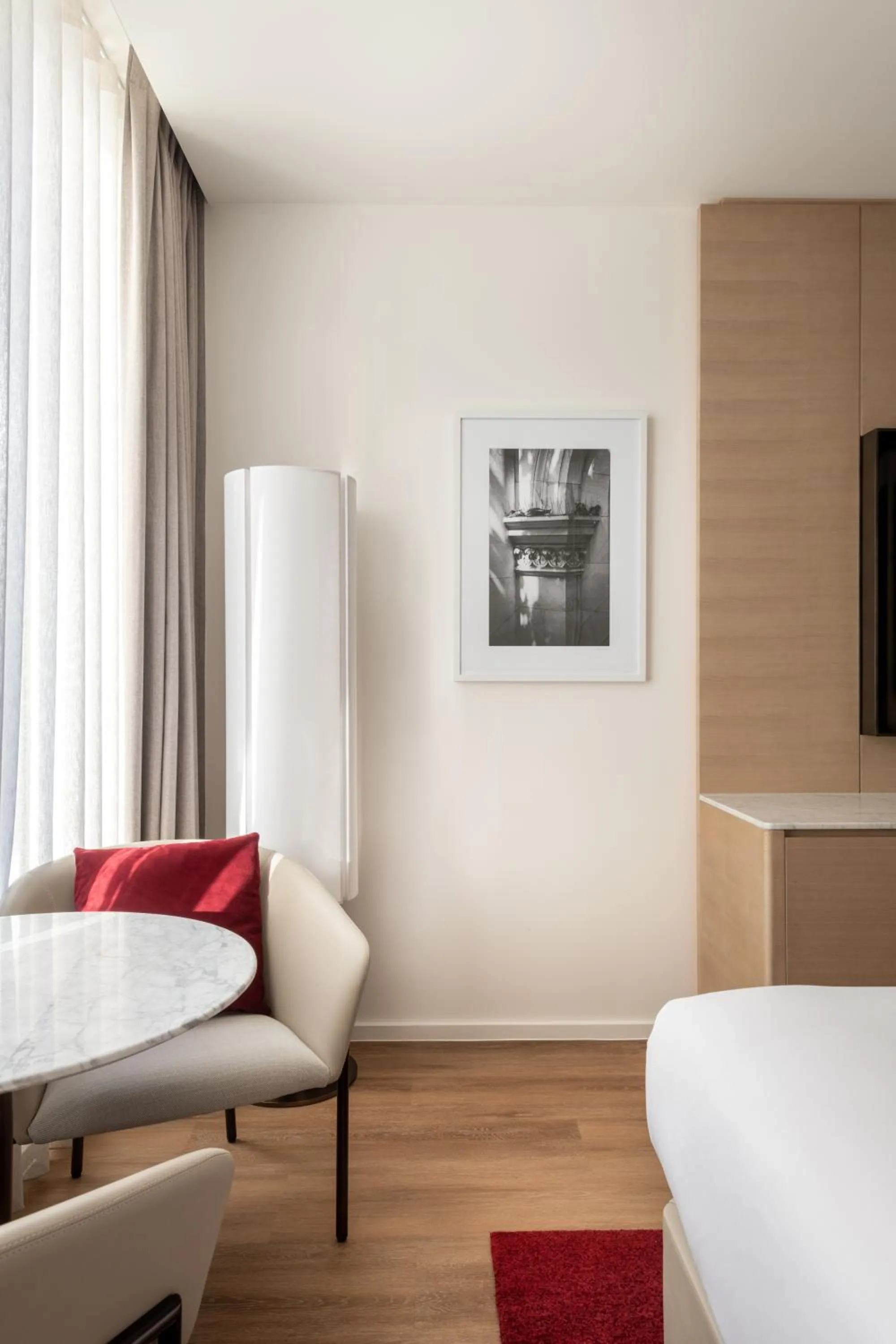 Seating area, Bed in Adelaide Marriott Hotel