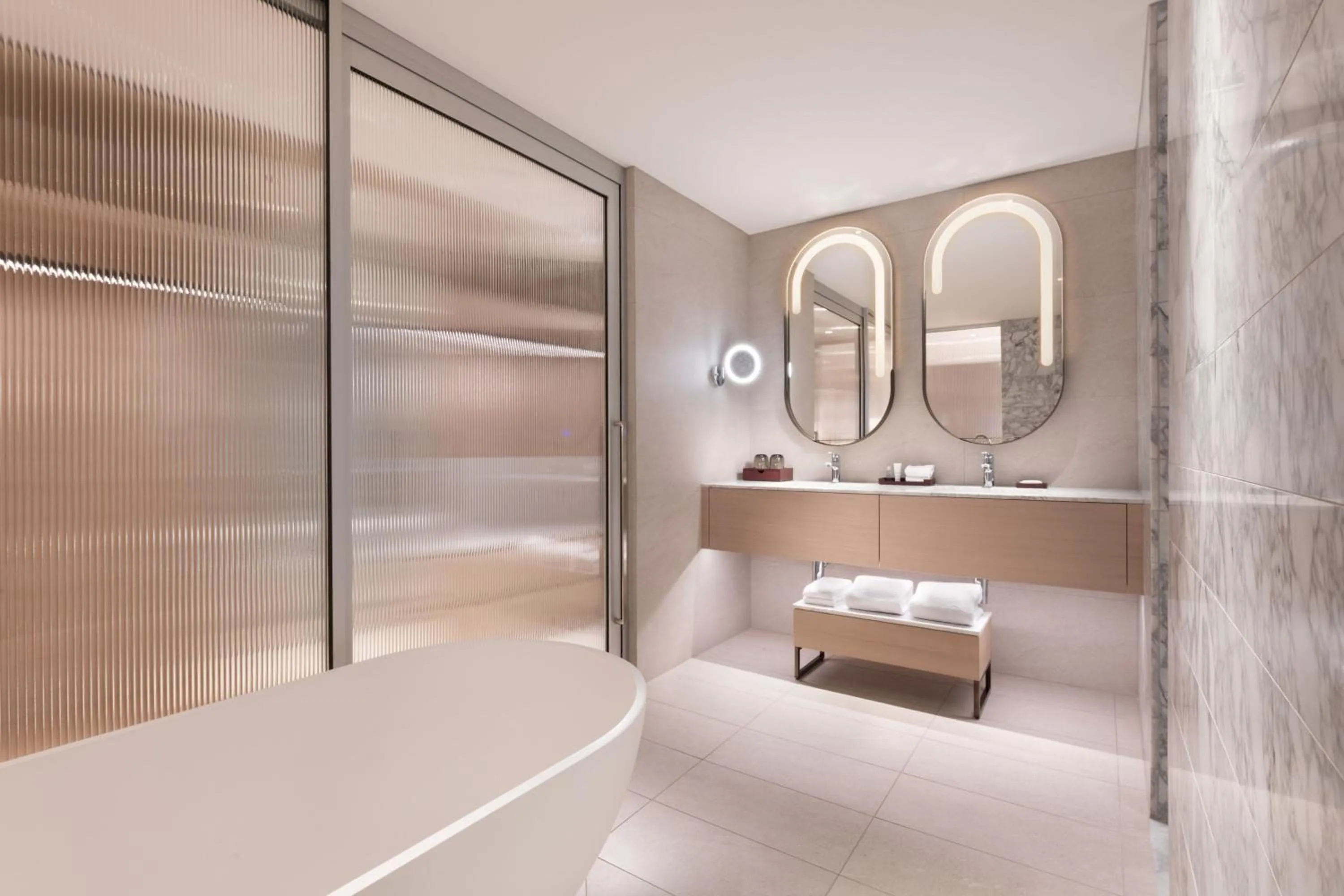 Bathroom, Bed in Adelaide Marriott Hotel