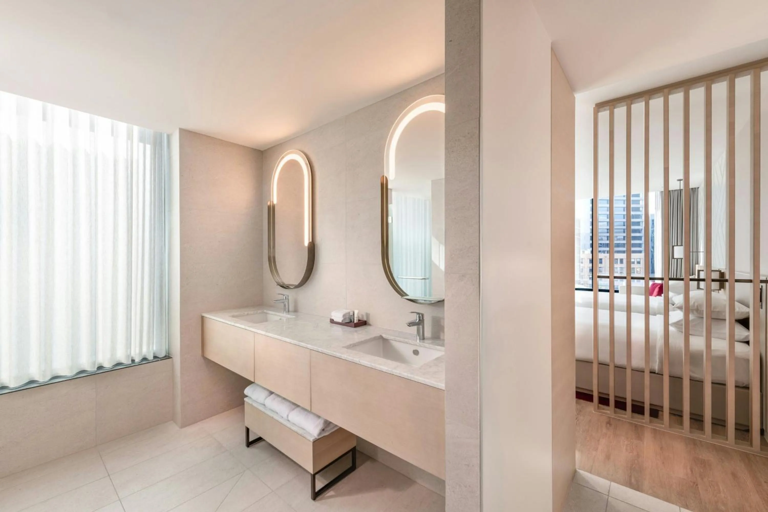 Bathroom, Bed in Adelaide Marriott Hotel