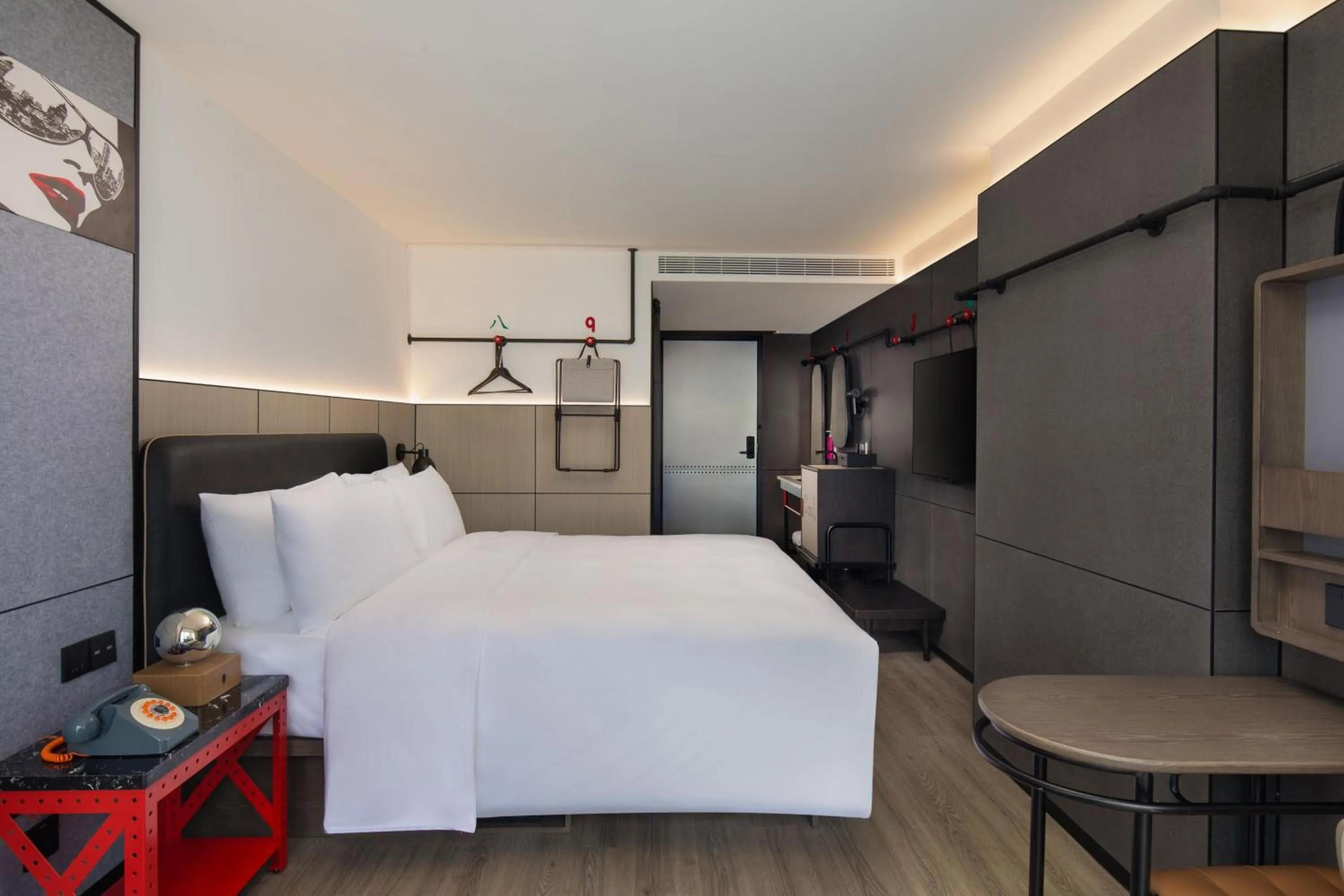 Photo of the whole room, Bed in Moxy Chongqing