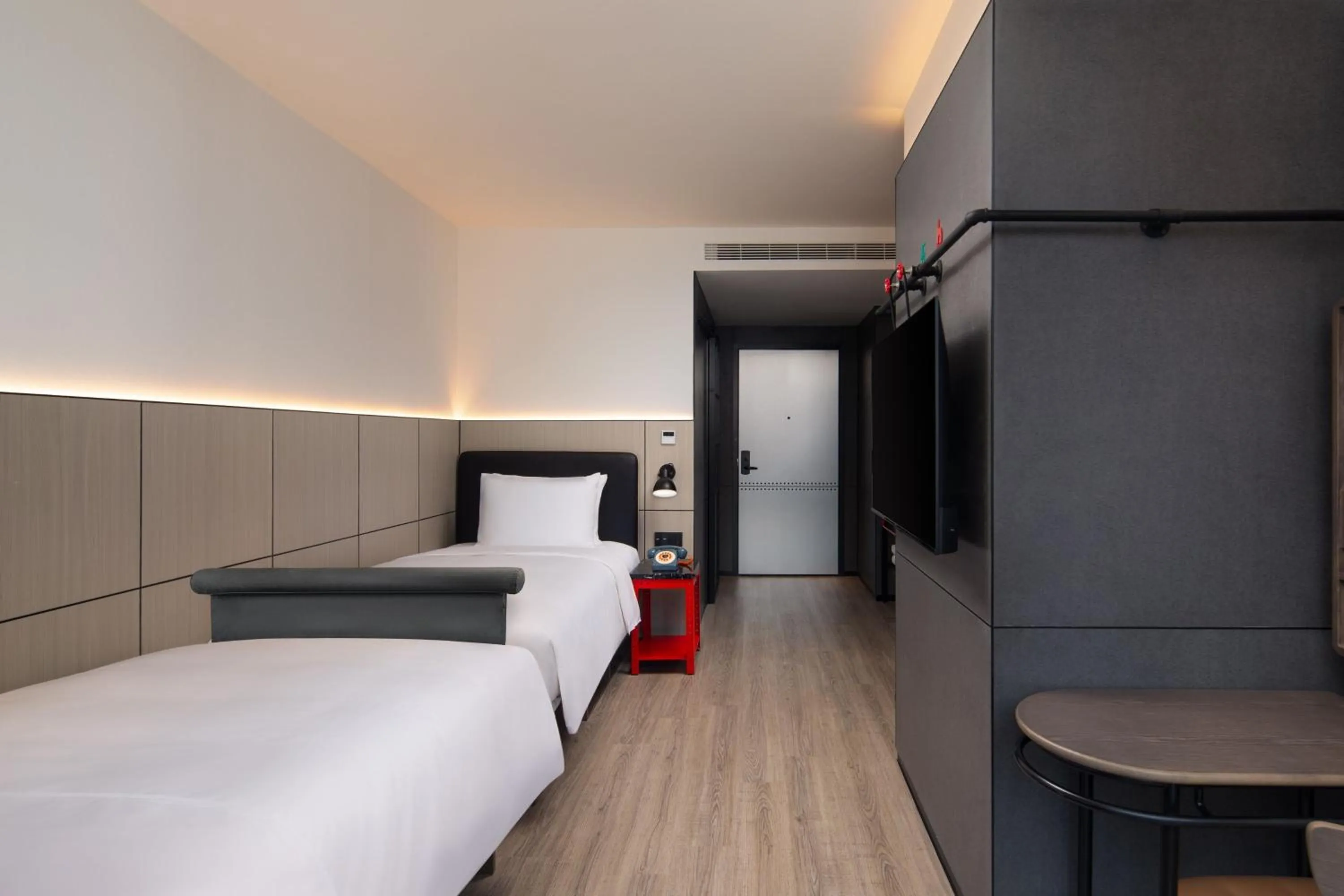 Photo of the whole room, Bed in Moxy Chongqing