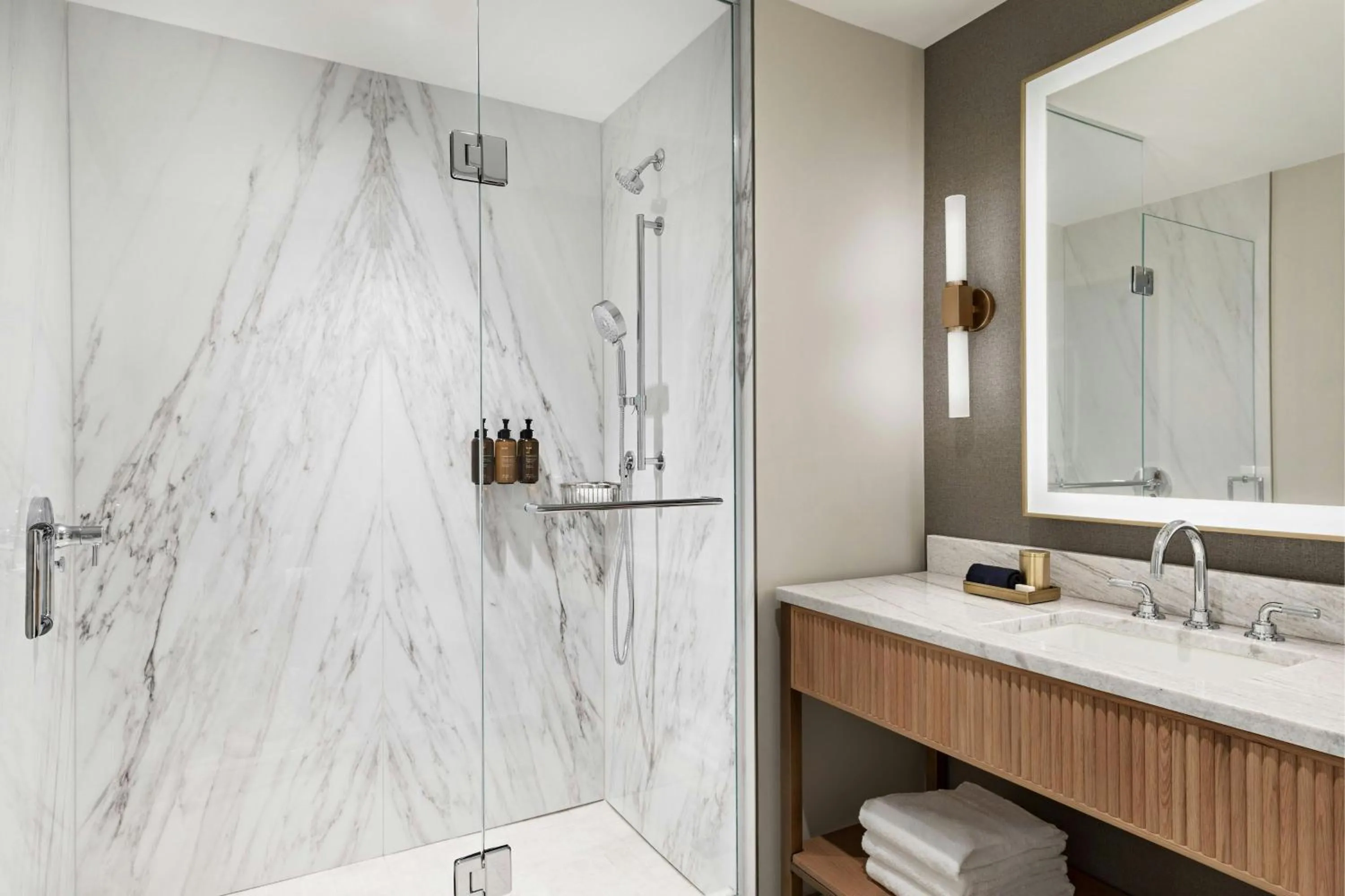 Bathroom in HALL Park Hotel, Autograph Collection