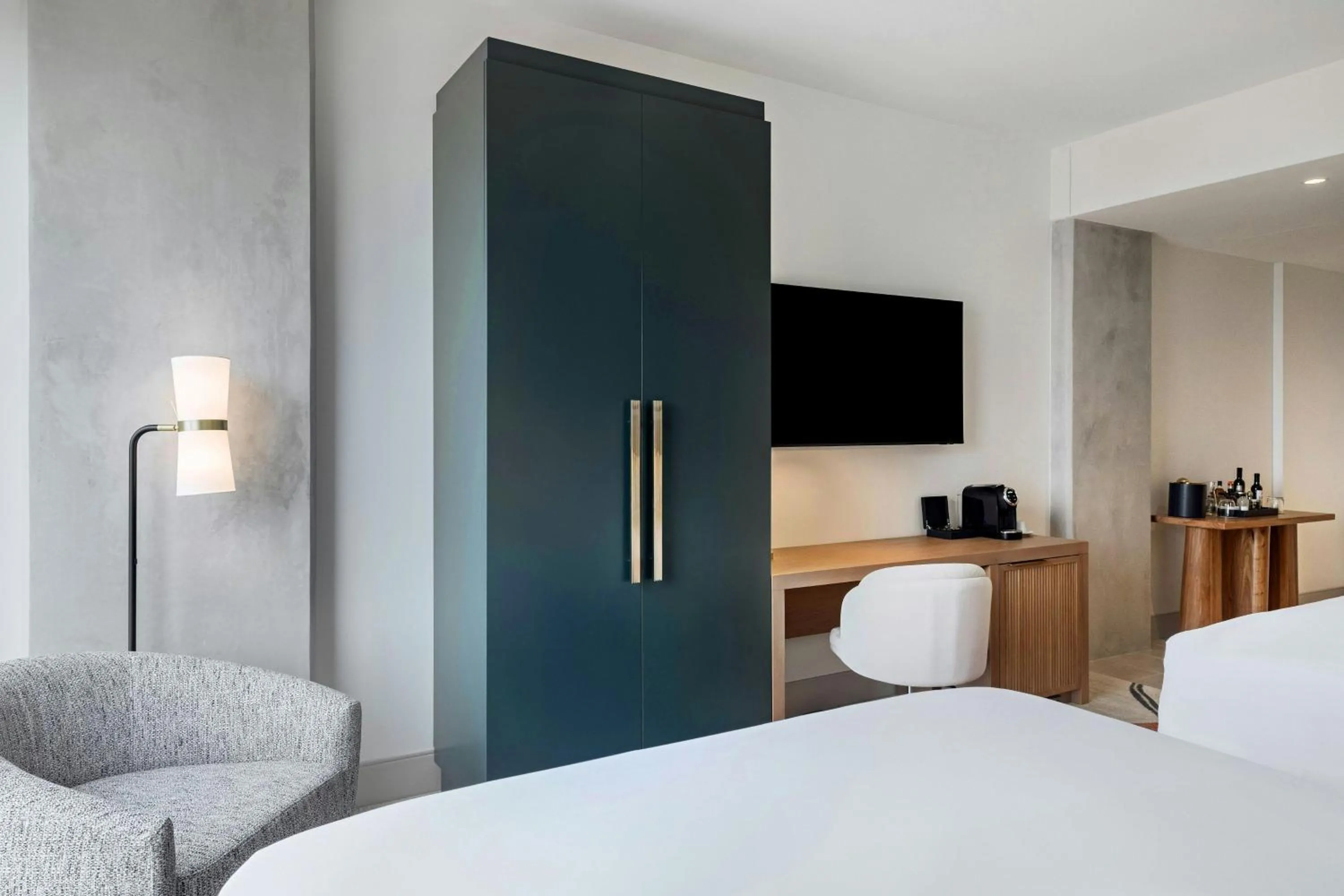 Photo of the whole room, Bed in HALL Park Hotel, Autograph Collection