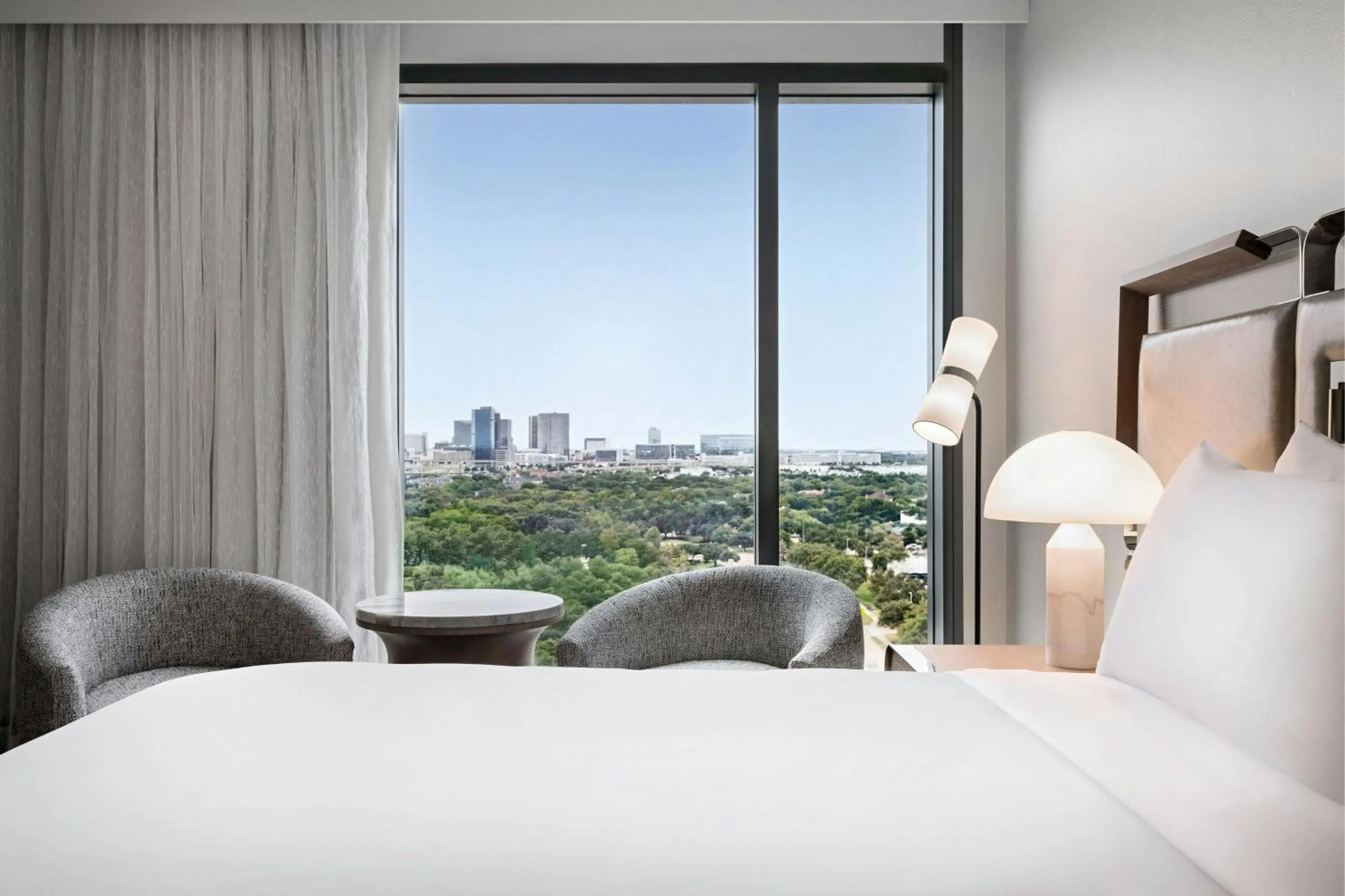 Photo of the whole room, Bed in HALL Park Hotel, Autograph Collection