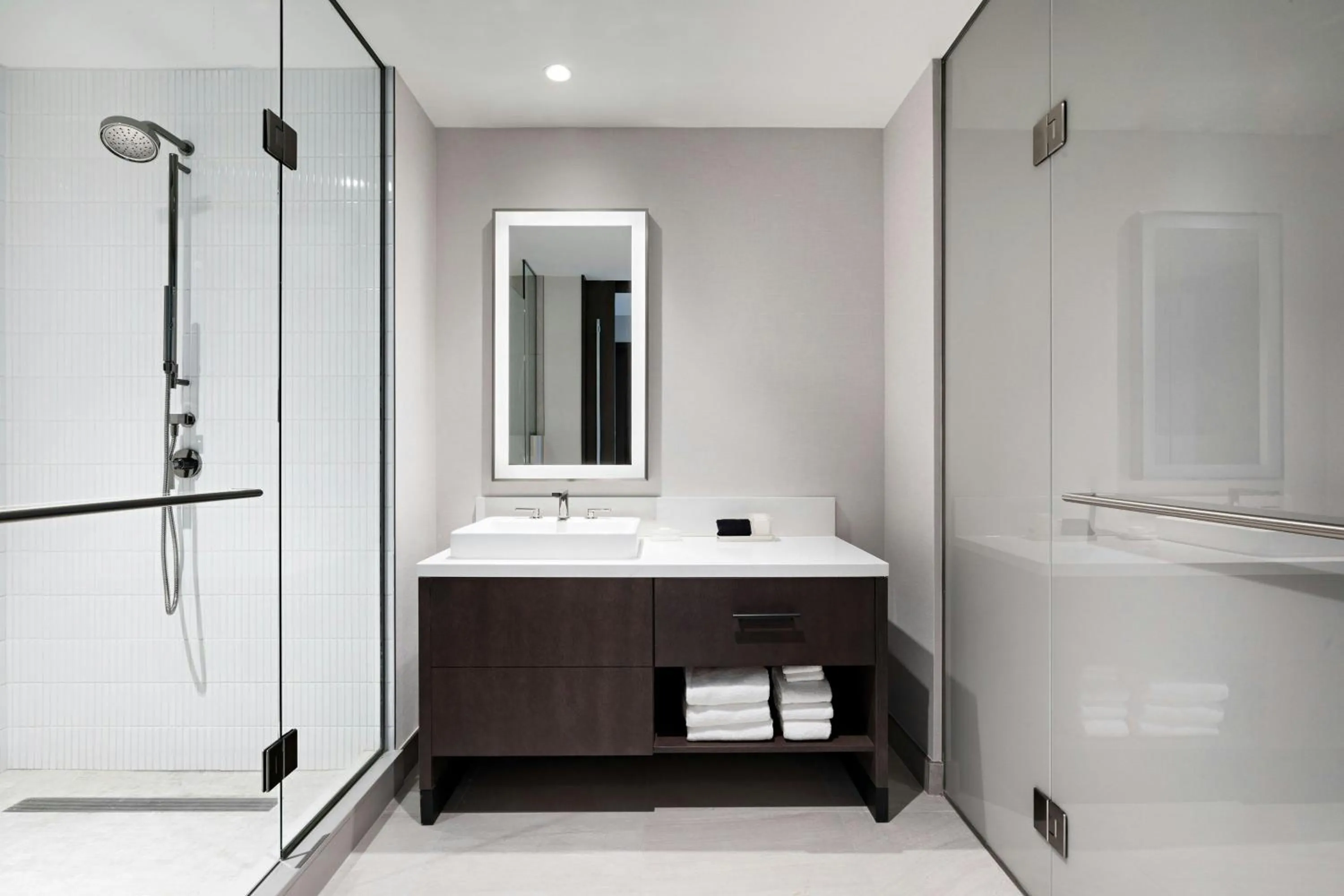 Bathroom in HALL Park Hotel, Autograph Collection