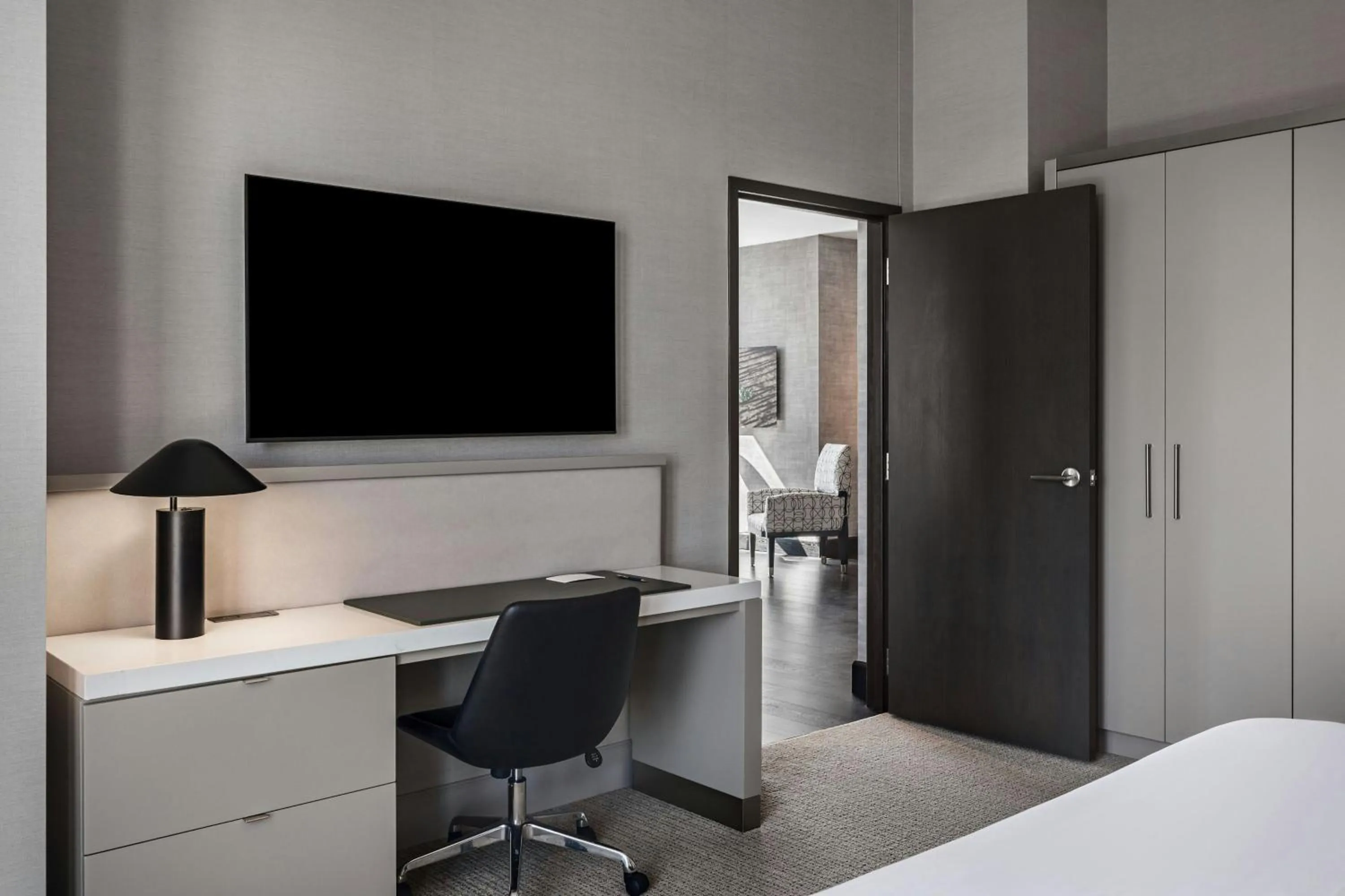 Photo of the whole room, Bed in HALL Park Hotel, Autograph Collection