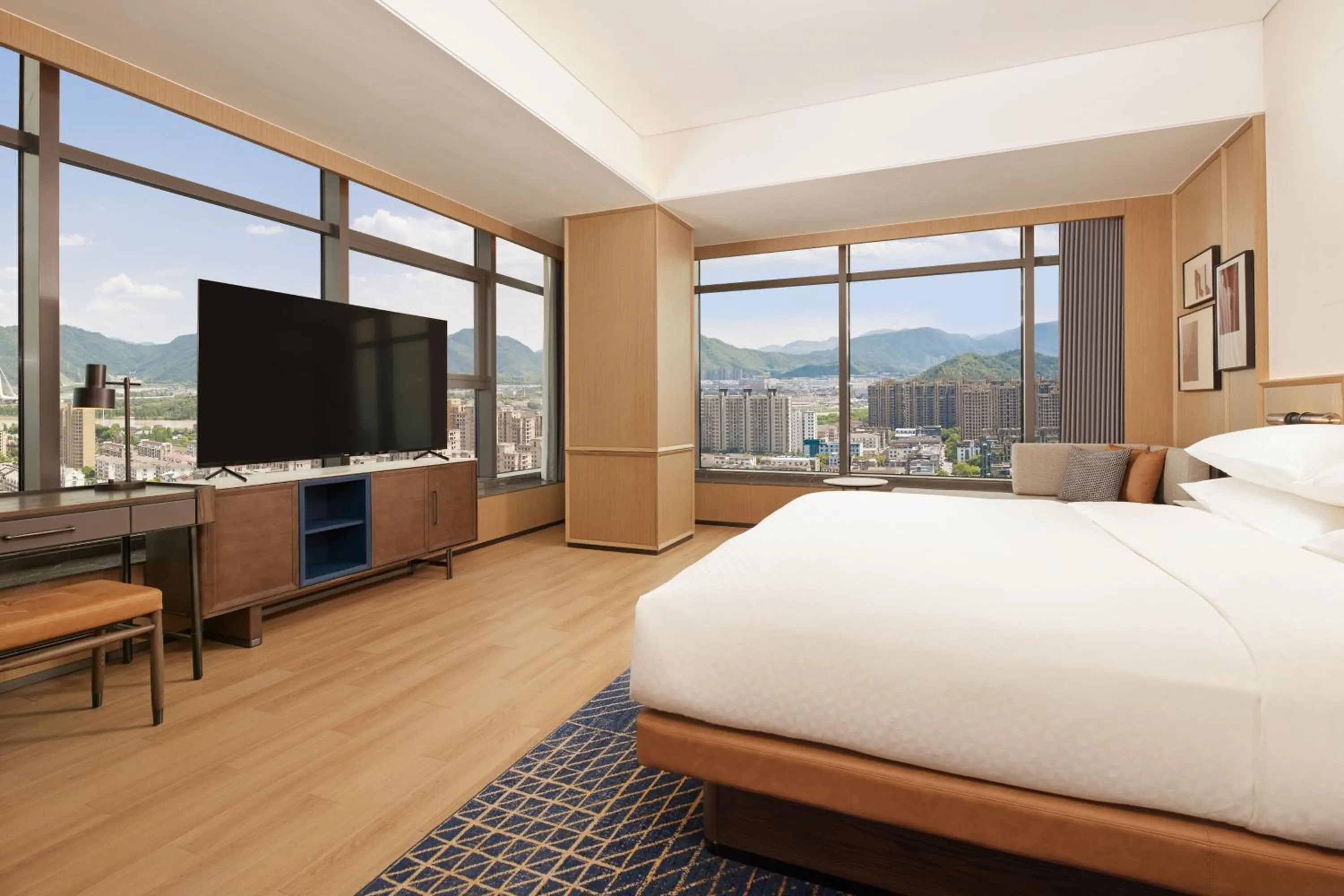 Photo of the whole room, Bed in Four Points by Sheraton Linhai